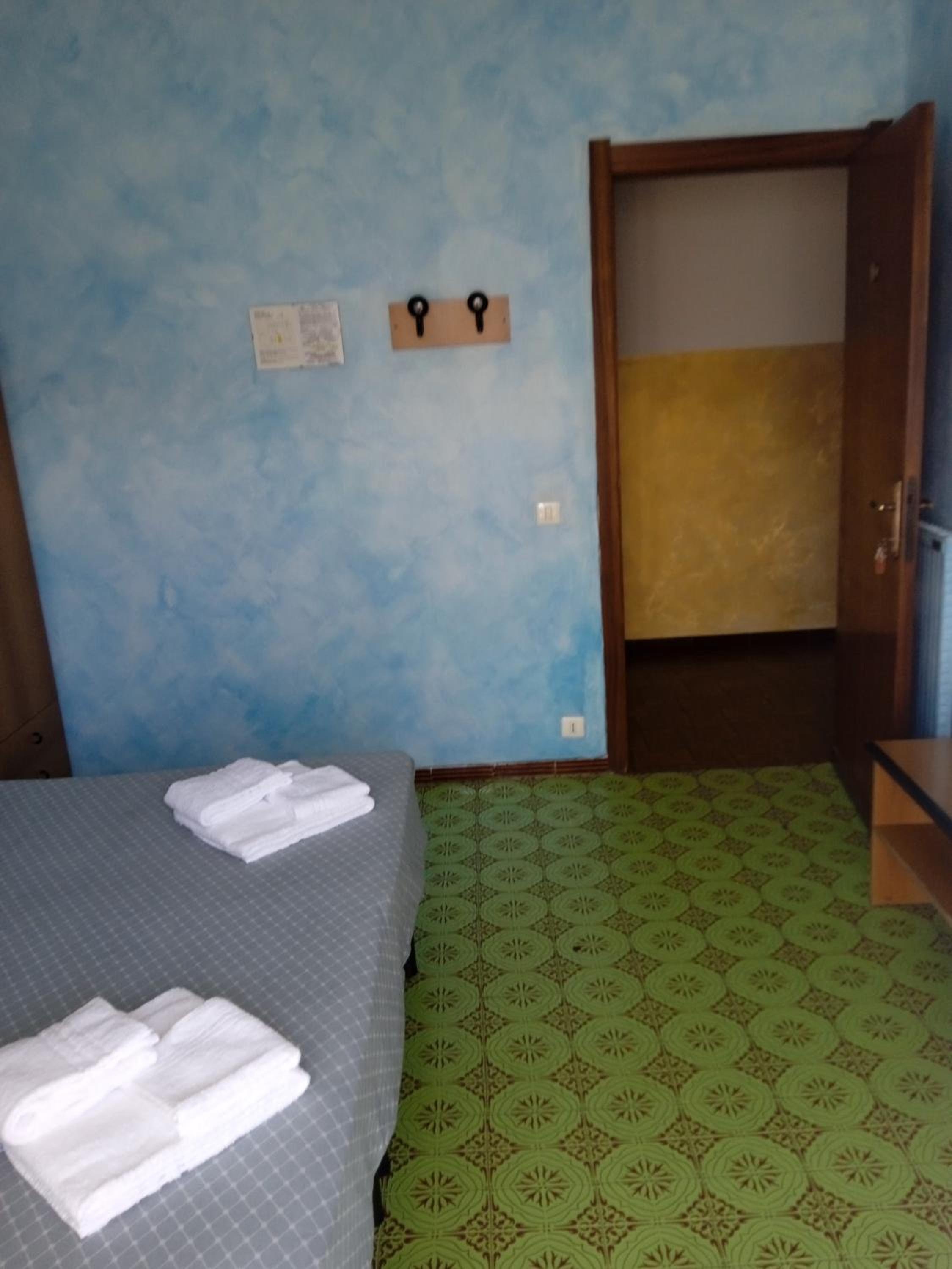 Quadruple Room with Balcony - Photo 5
