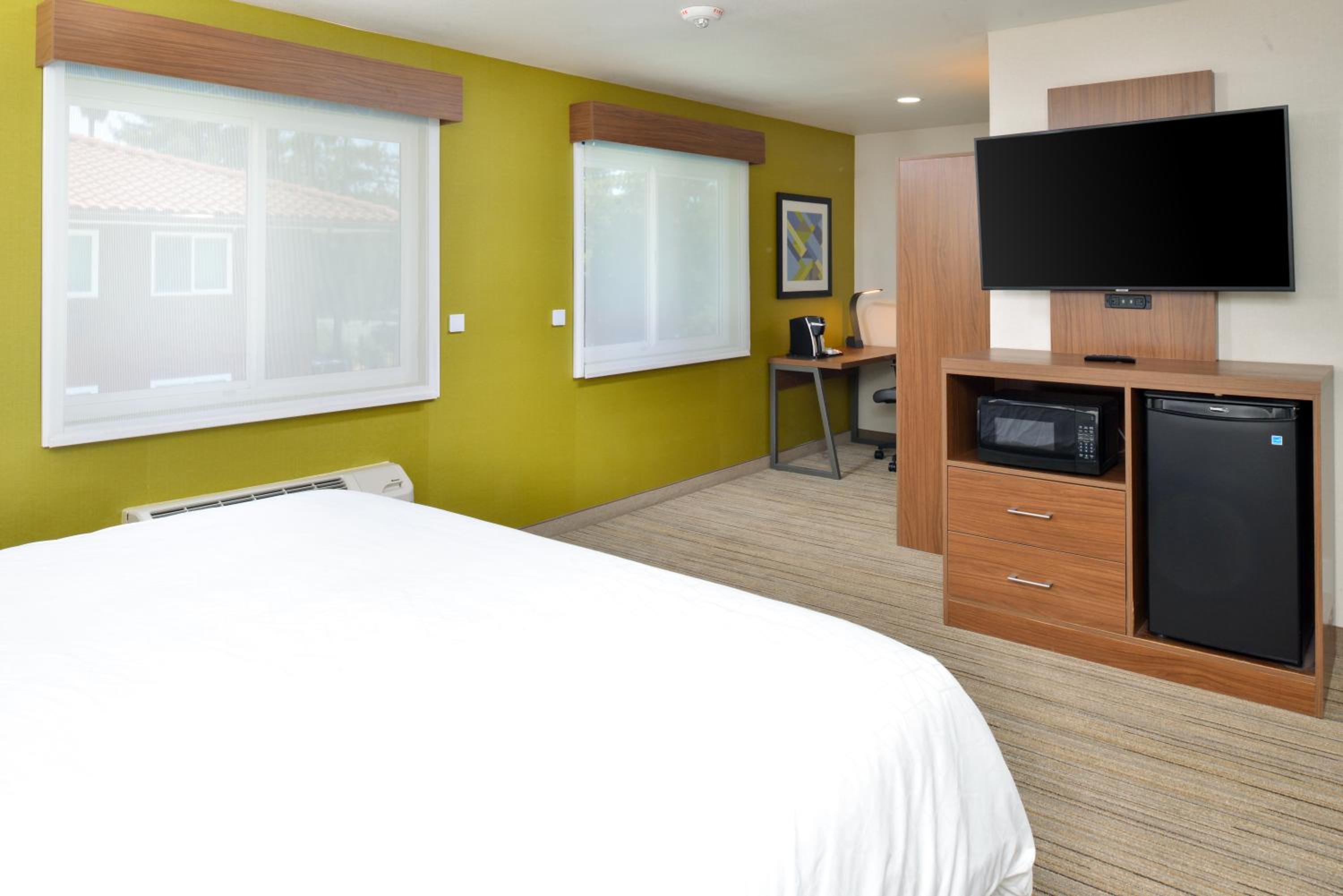 Standard King Room with Mobility Accessible Roll-In Shower - Photo 5