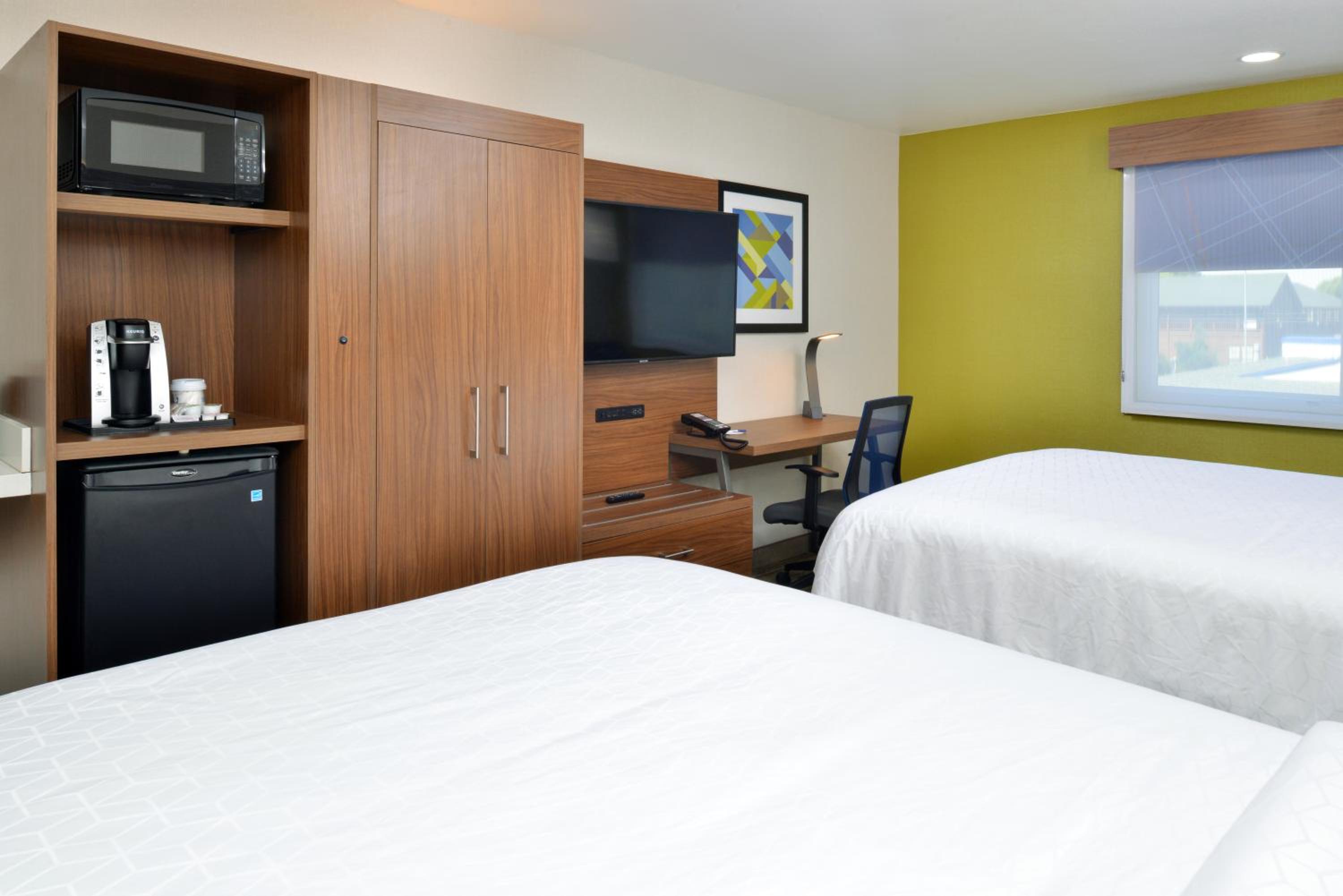 Standard Room with Two Queen Beds - Photo 5