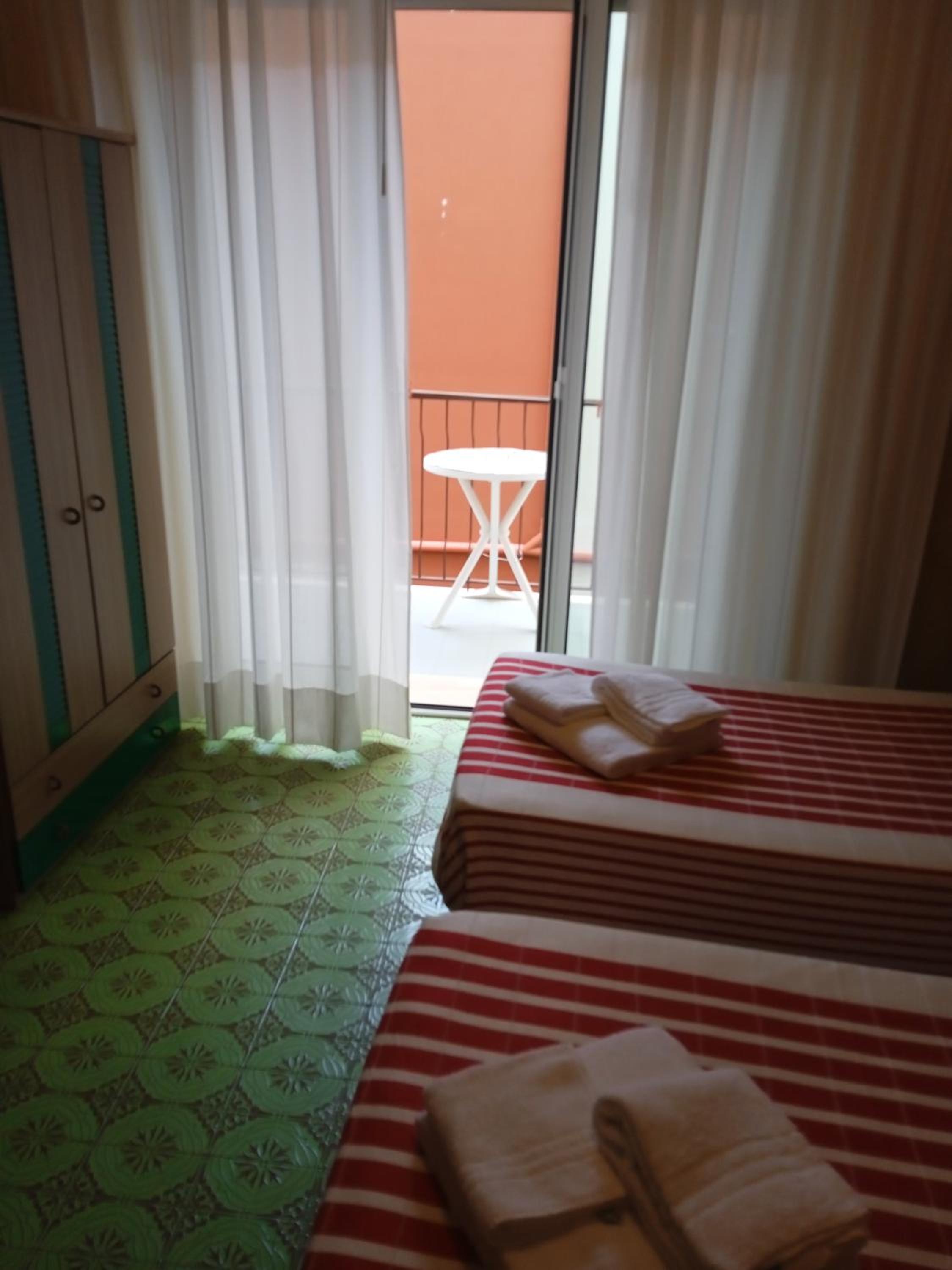 Quadruple Room with Balcony - Photo 4