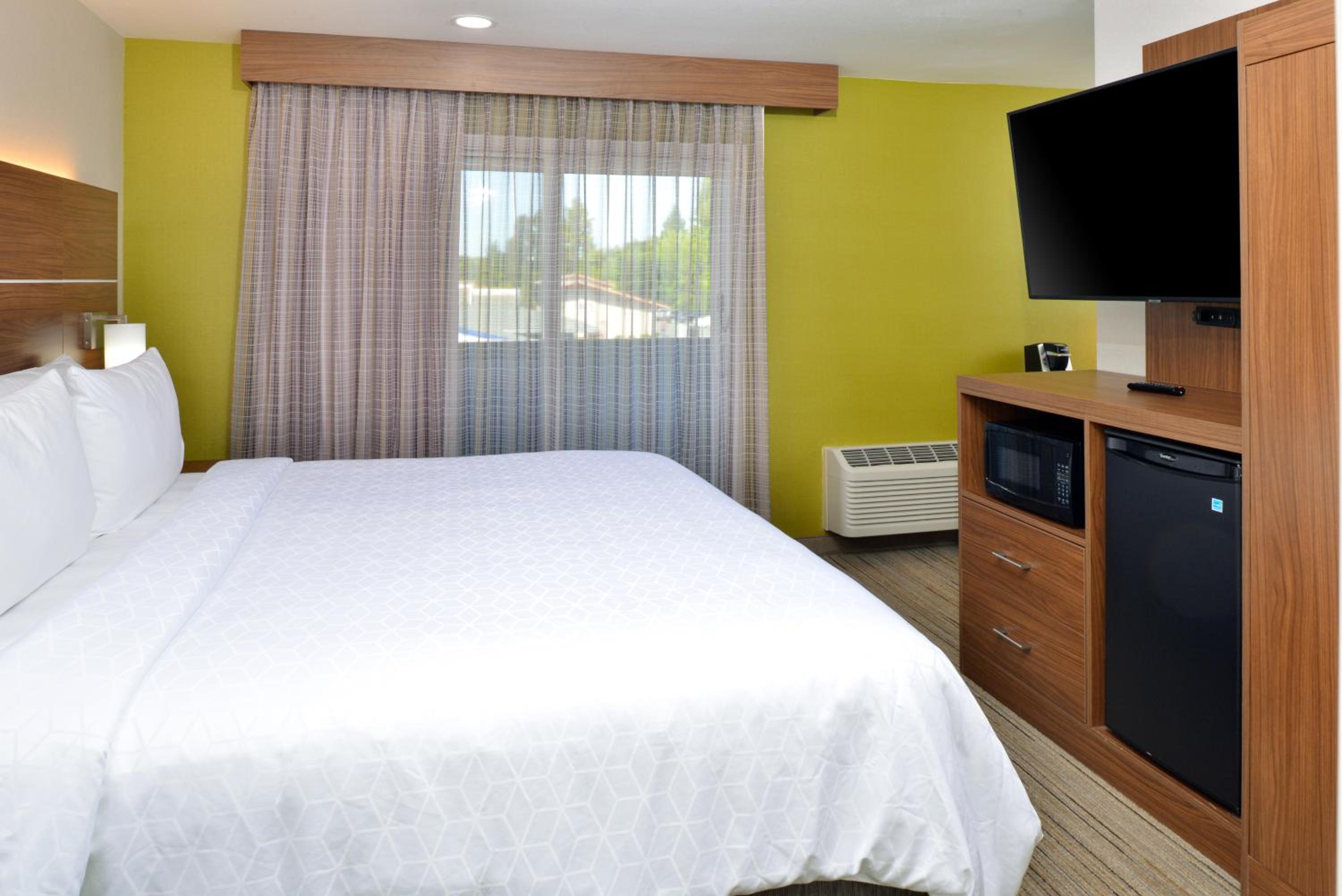 Standard King Room with Balcony - Photo 1