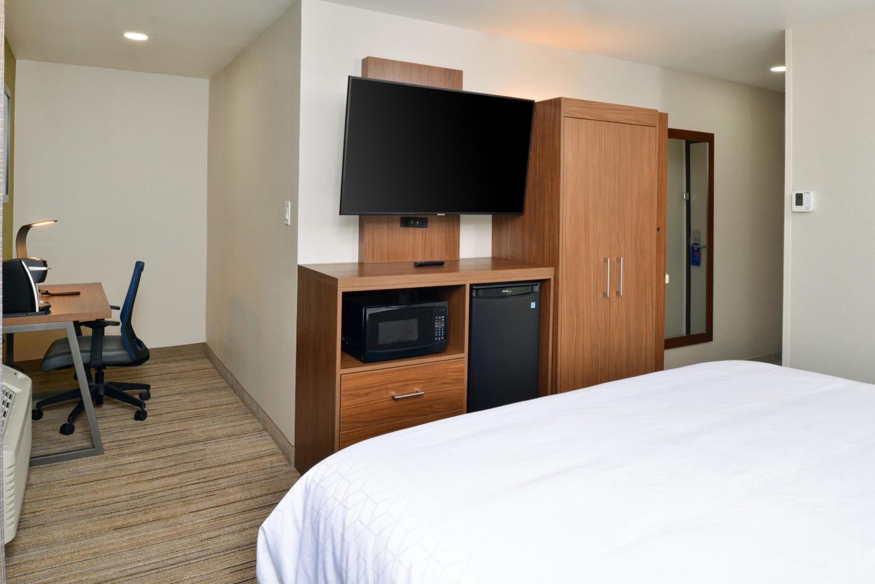 Standard King Room with Balcony - Photo 6