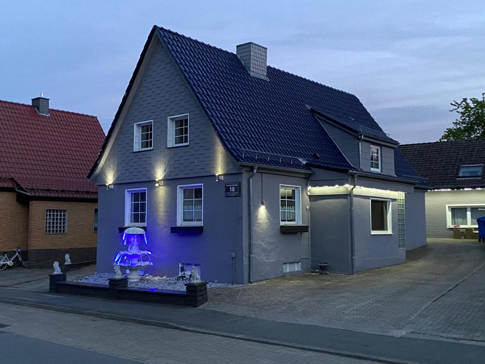Five-Bedroom House photo 2