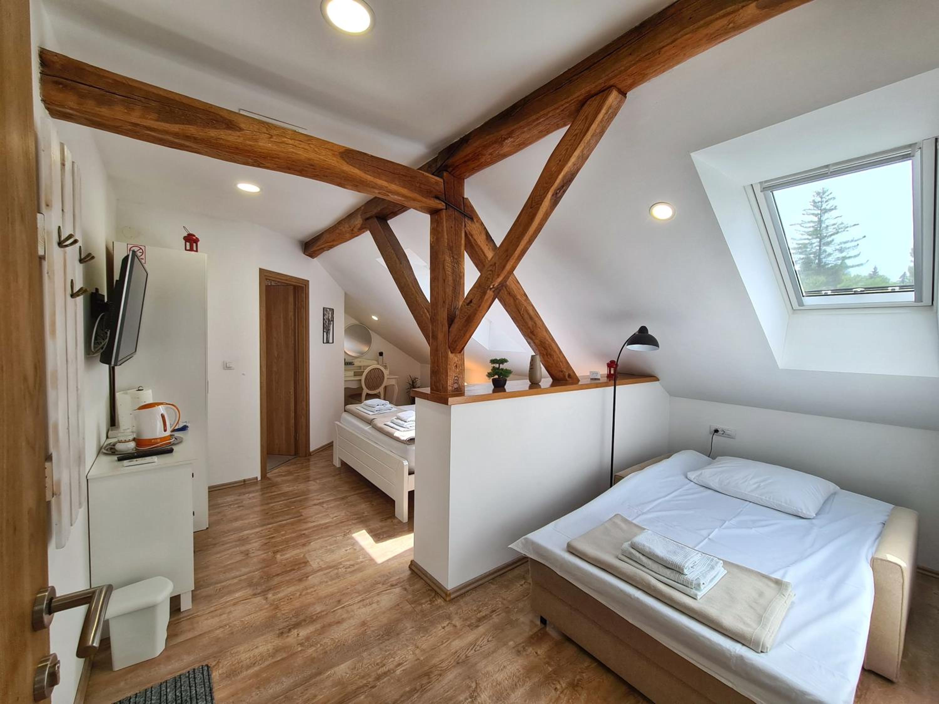Double Room with Private Bathroom - Photo 18