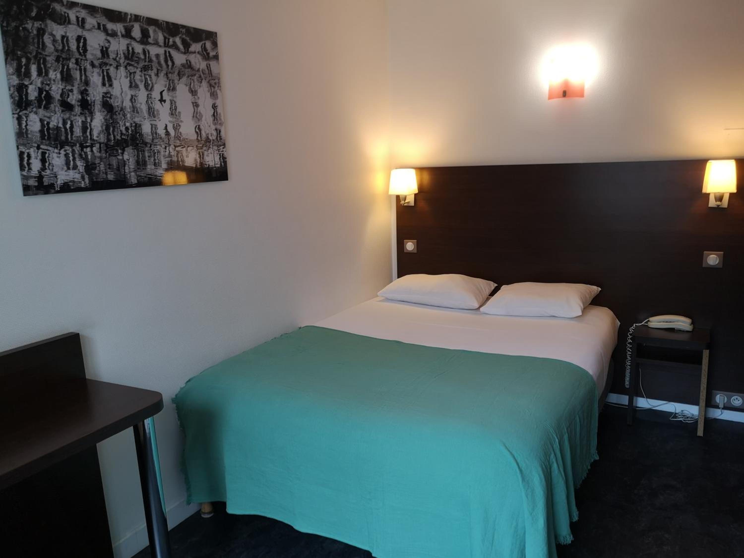 Standard Double Room - Photo 8