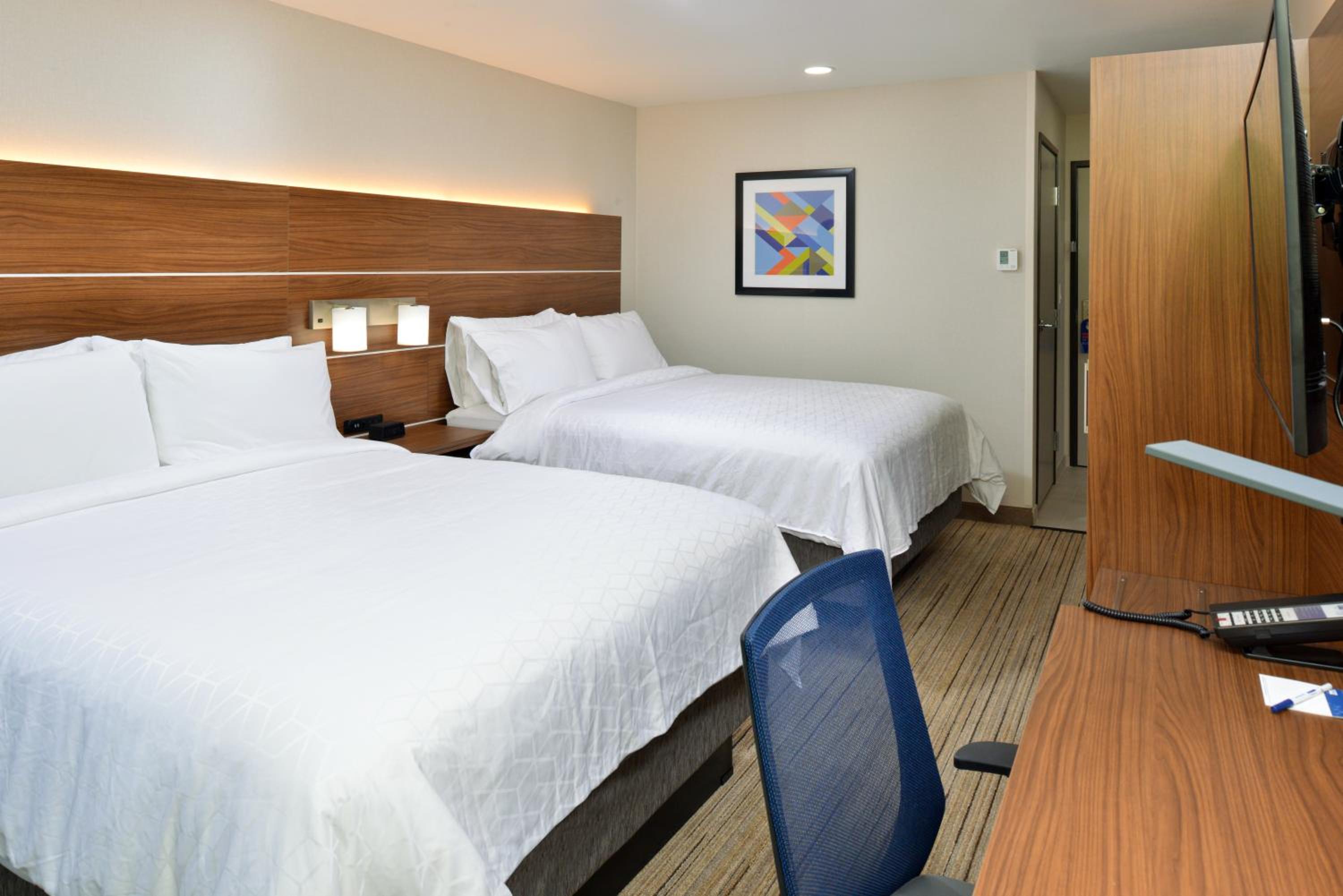 Standard Room with Two Queen Beds - Photo 7