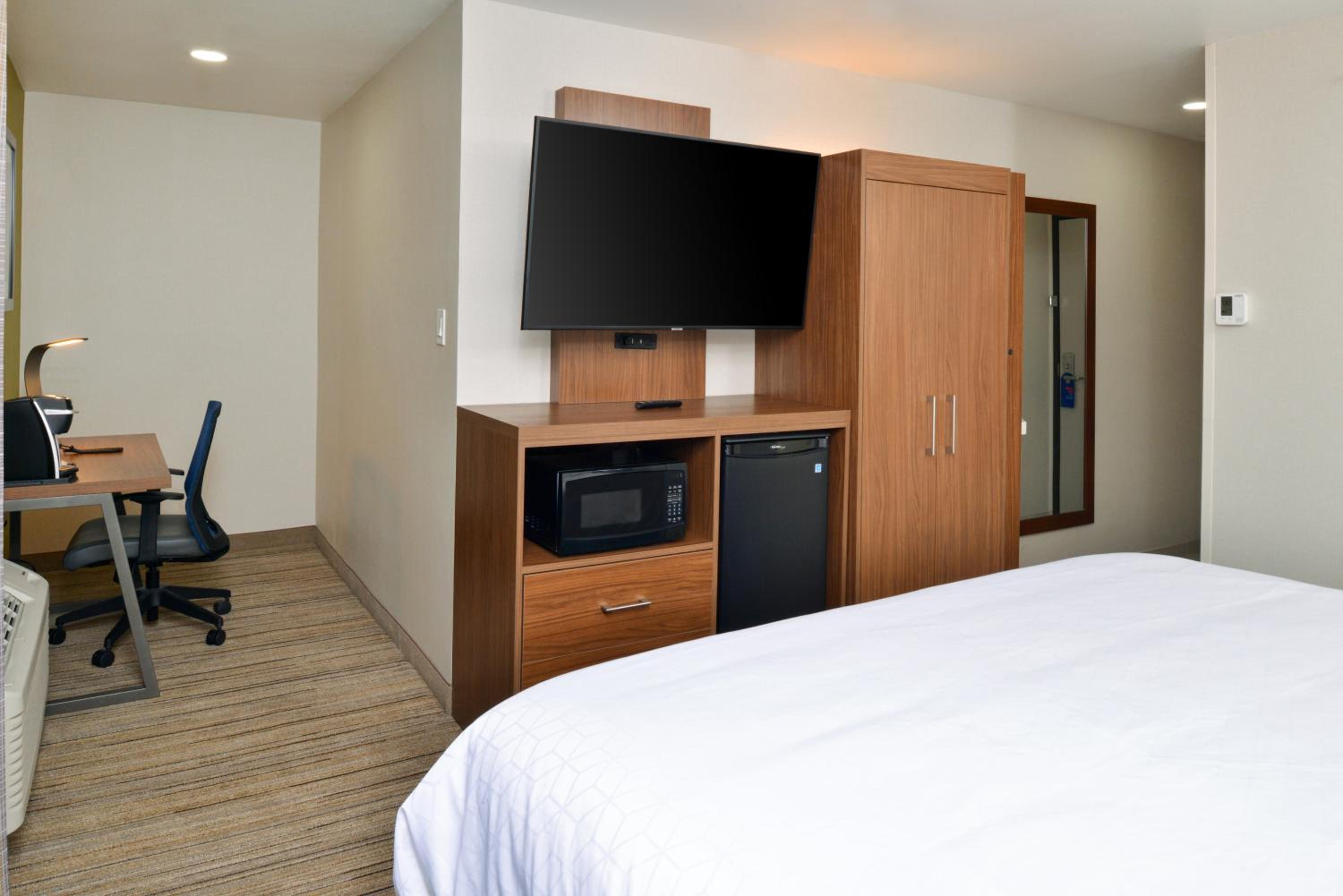Standard King Room with Balcony - Photo 4