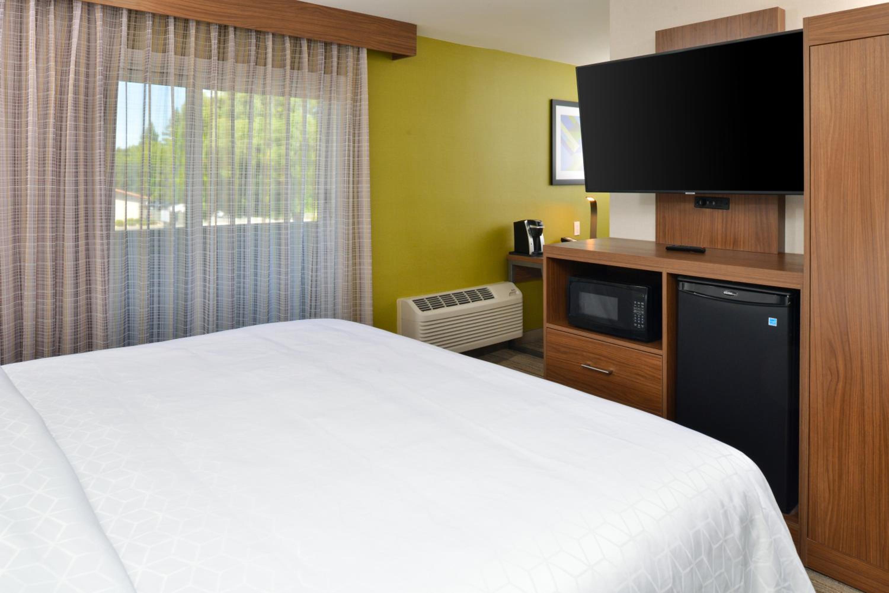 Standard King Room with Balcony - Photo 3