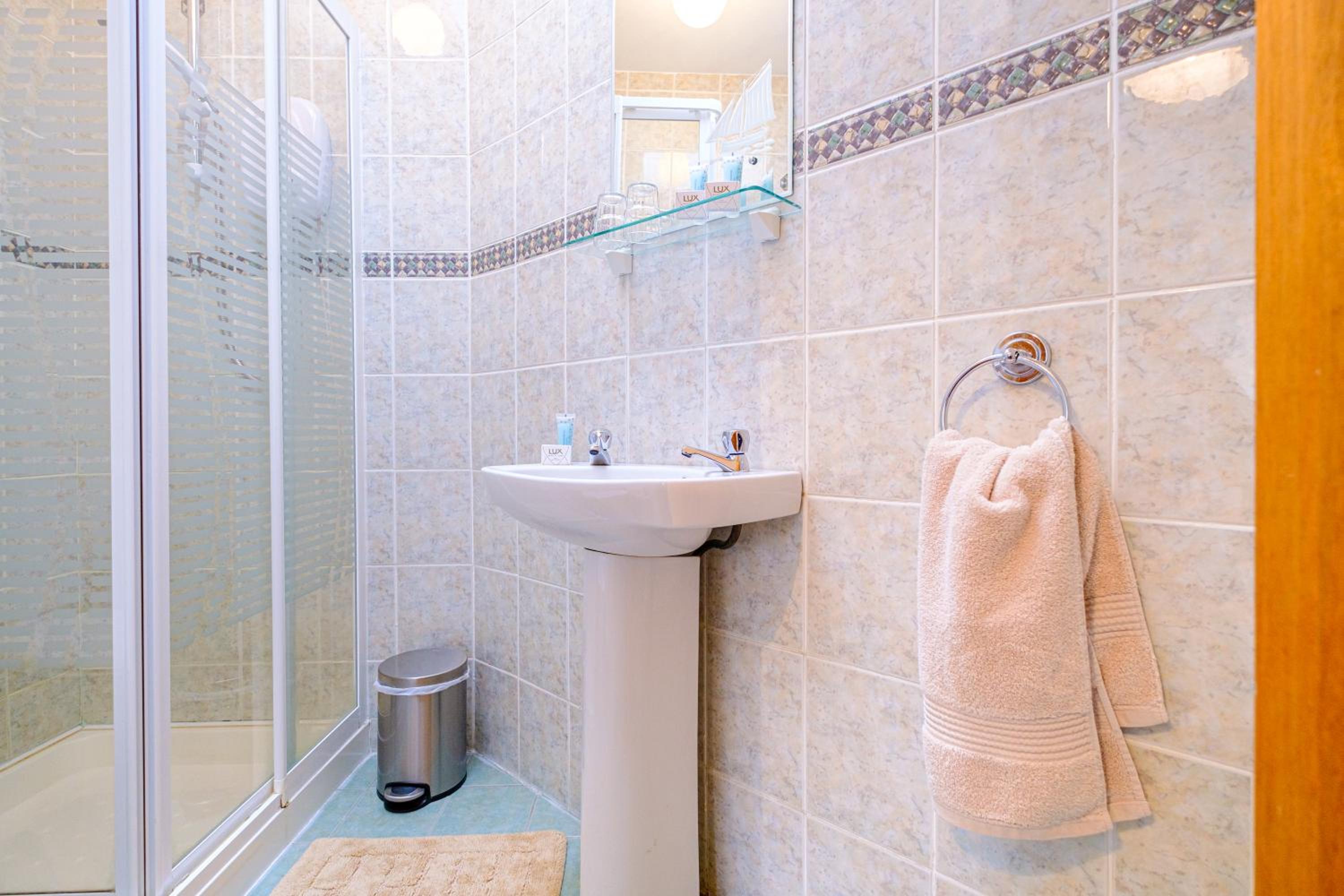 Small Double Room - Photo 3