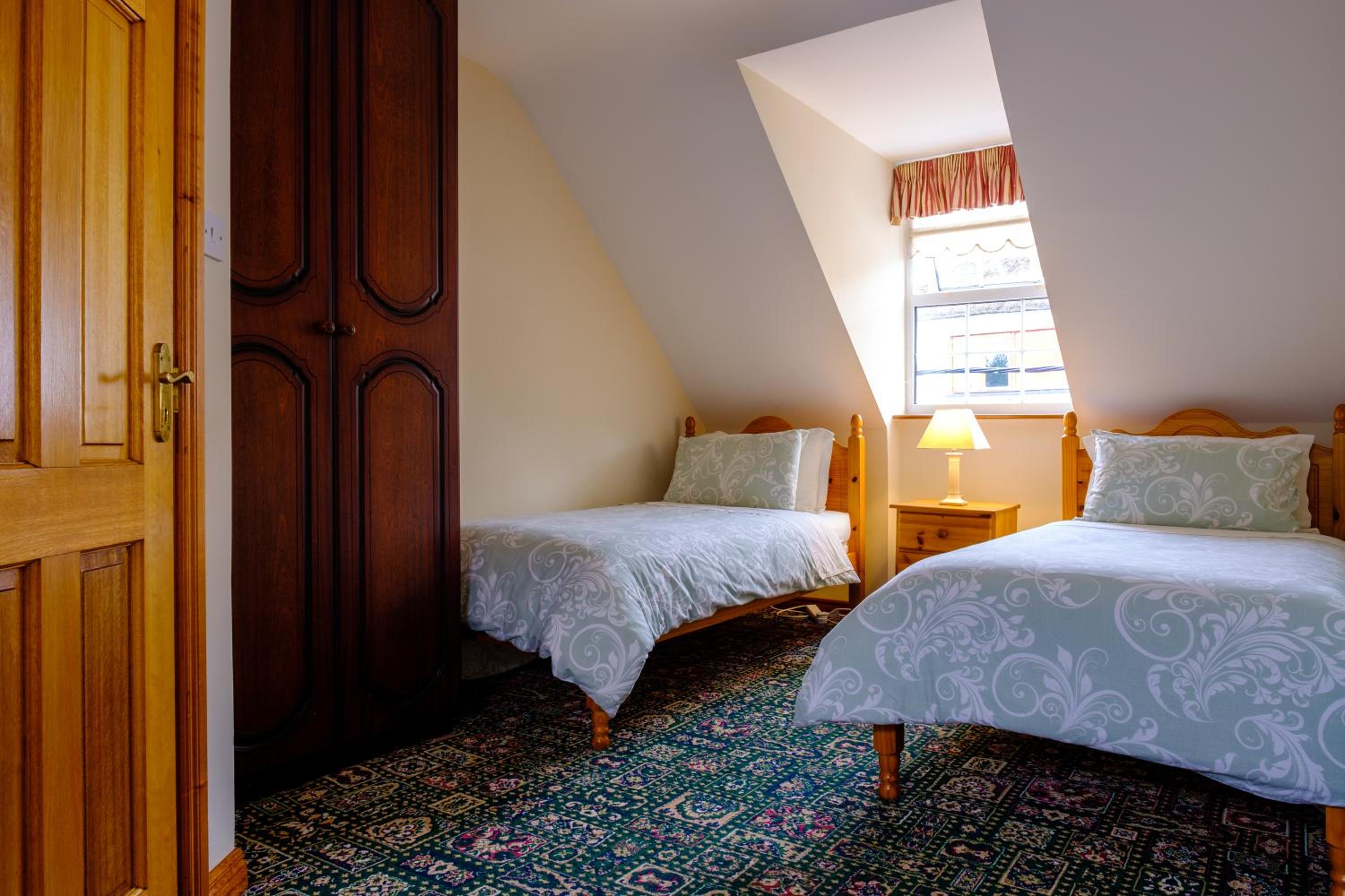 Small Twin Room - Photo 5