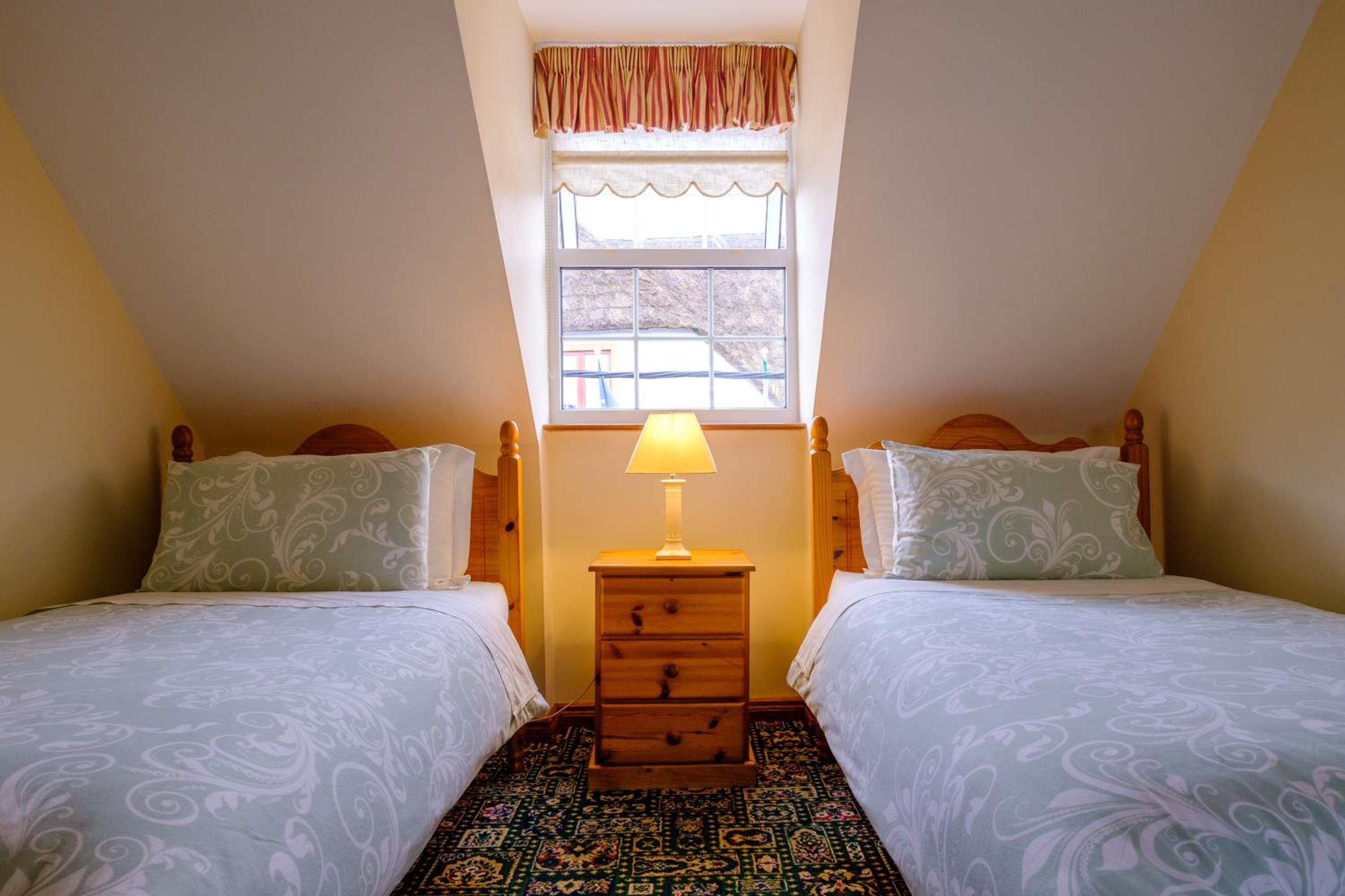 Small Twin Room - Photo 4