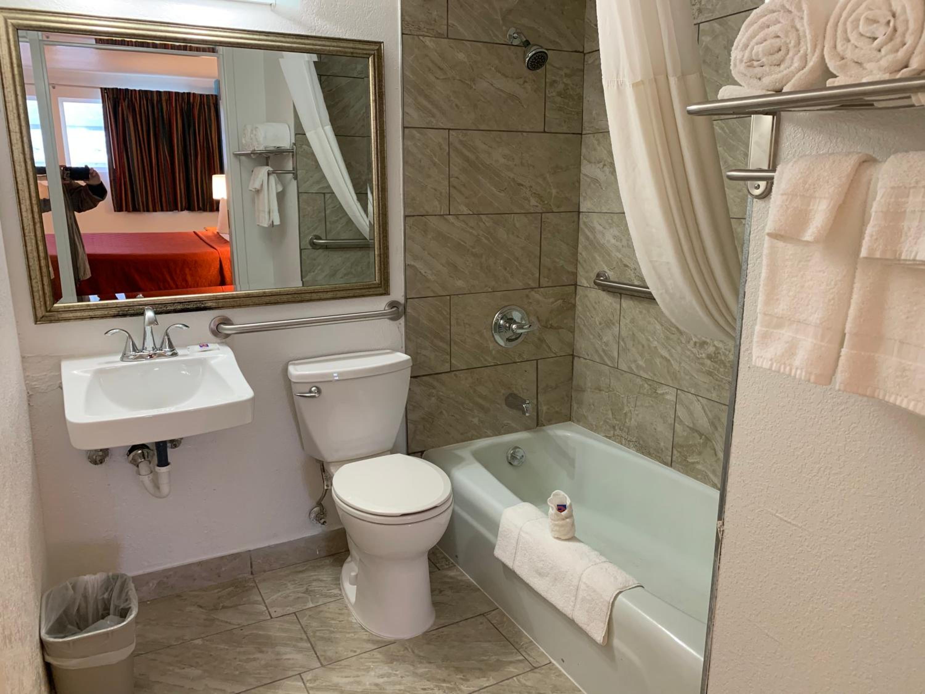 Queen Room - Disability Access - Non-Smoking