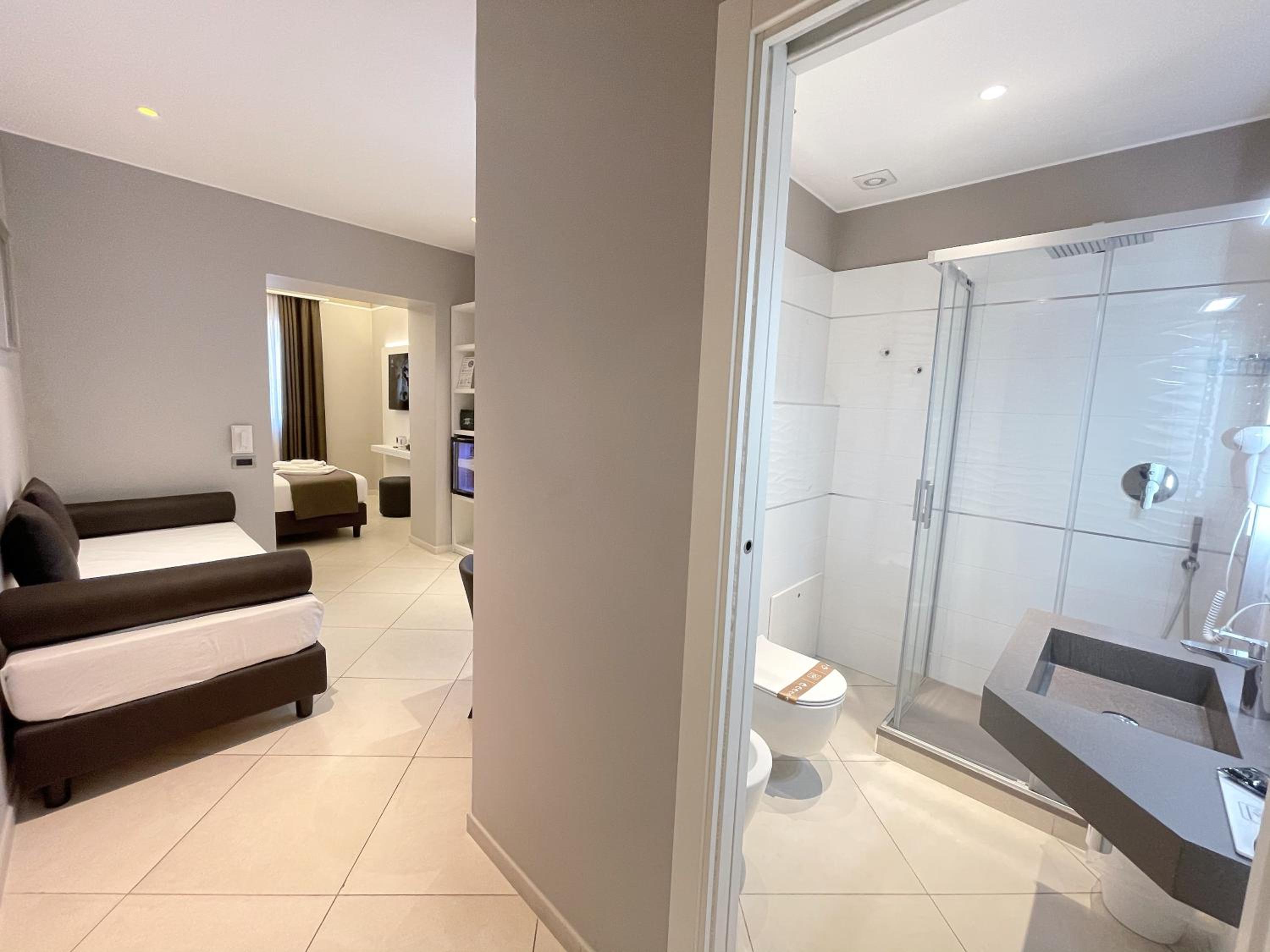 Luxury Triple Room - Photo 12