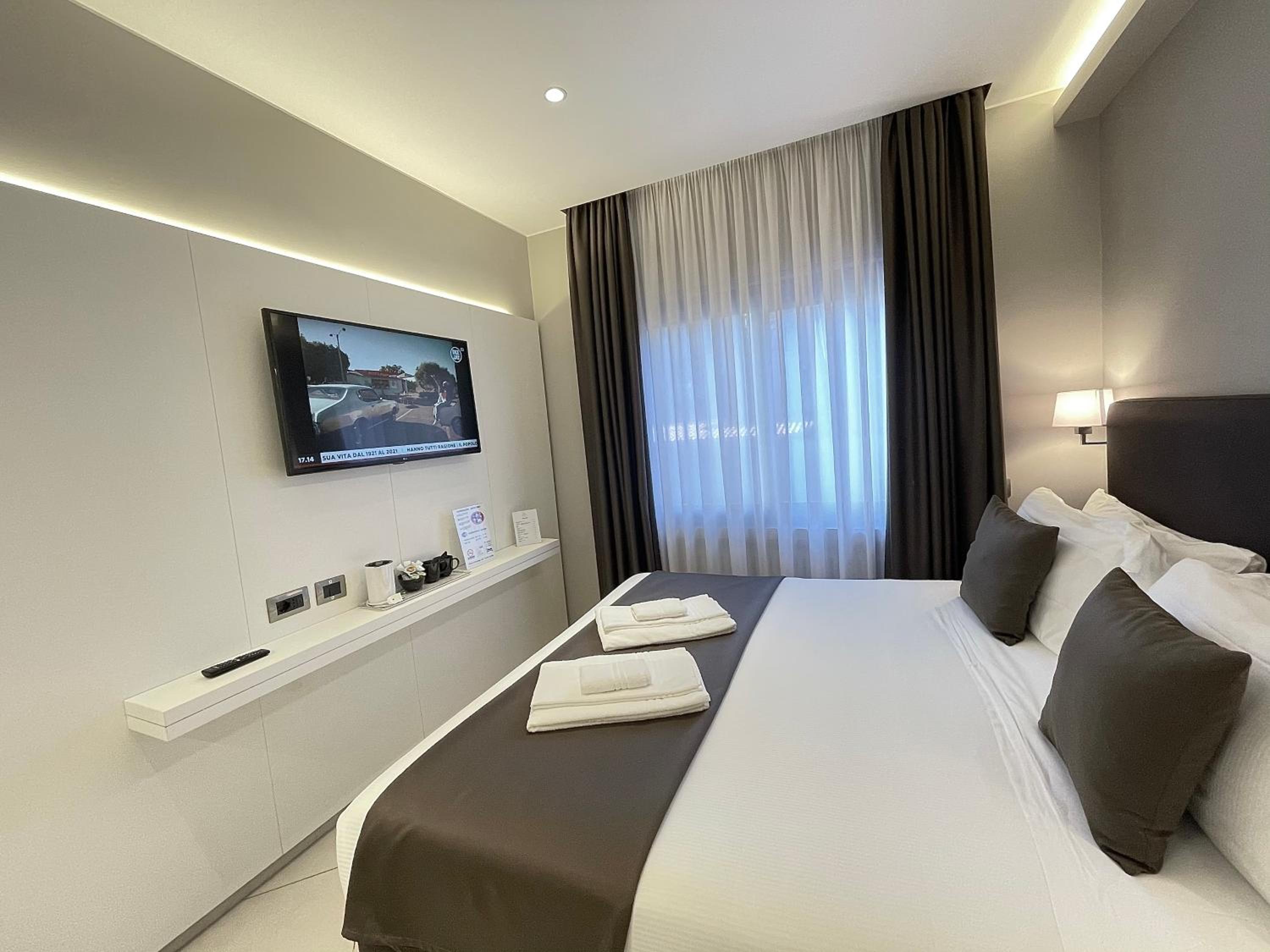 Standard Double or Twin Room - Photo 8