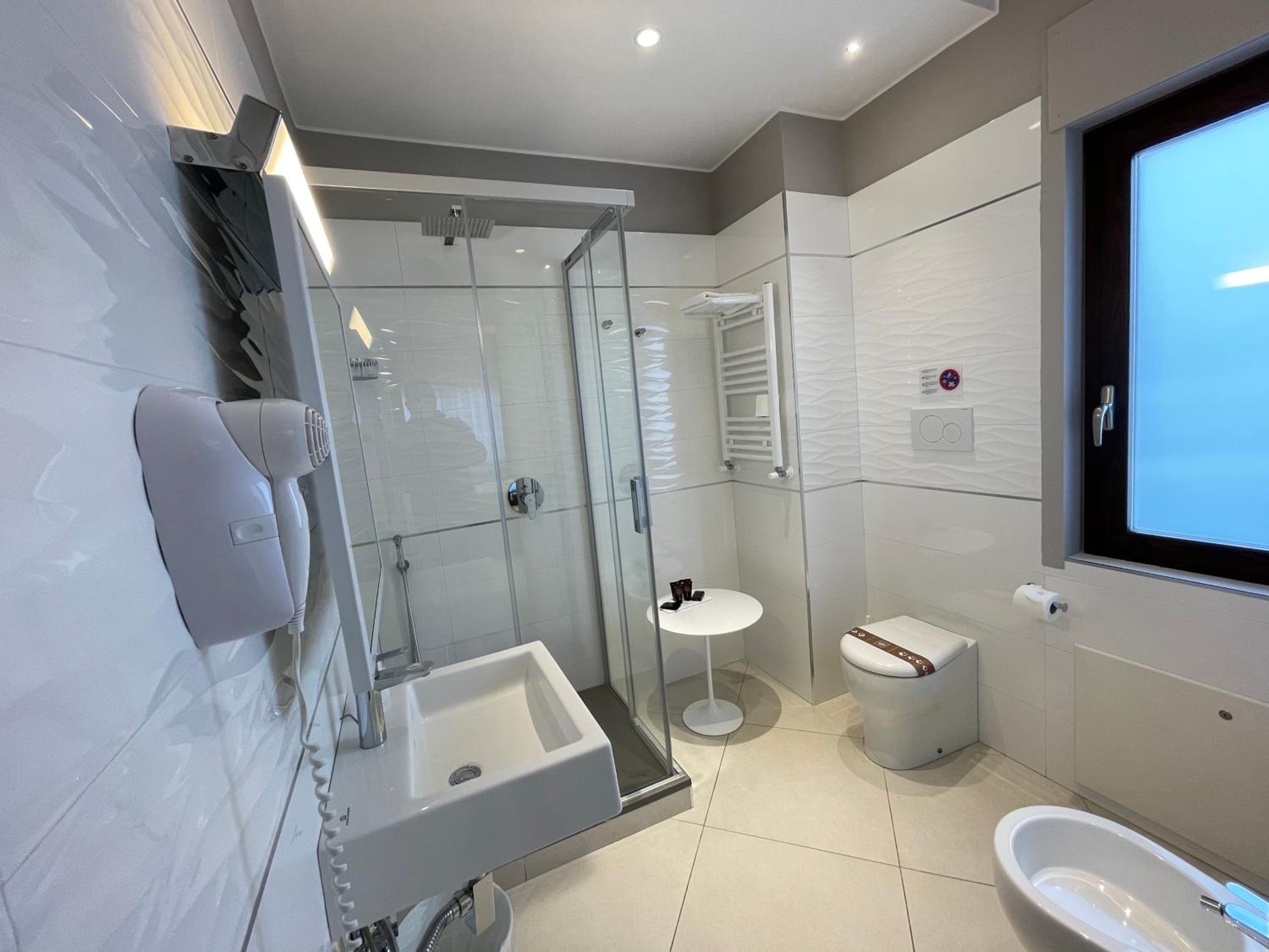 Standard Double or Twin Room - Photo 9