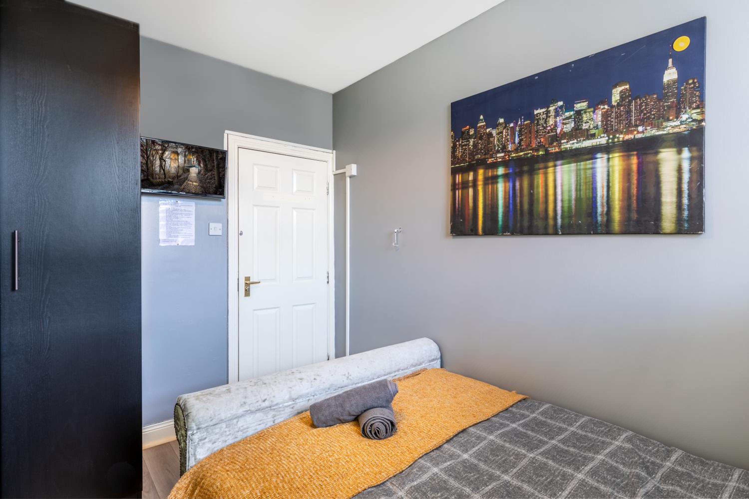 One-Bedroom Apartment photo 2