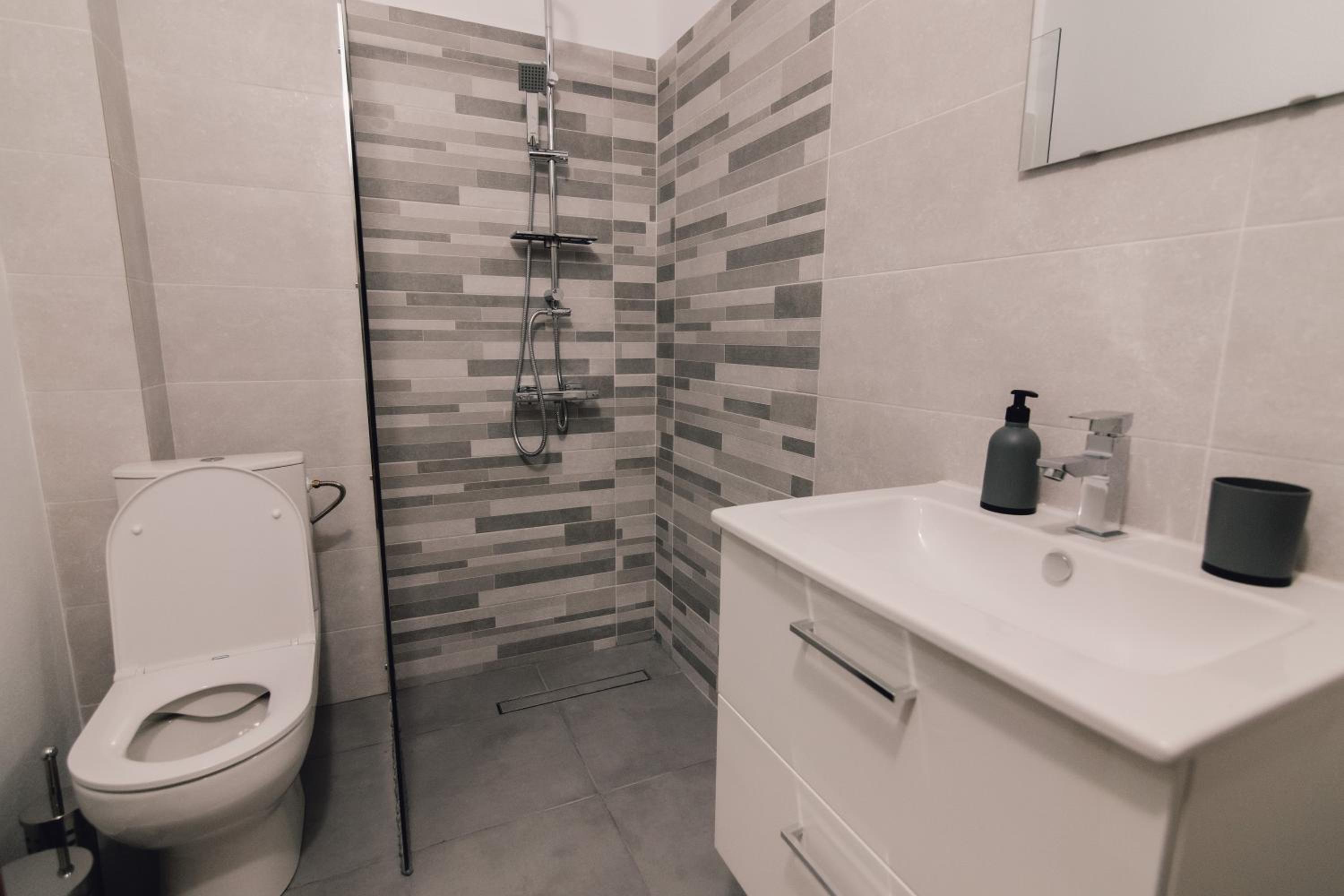 Double Room with Private Bathroom - Photo 2