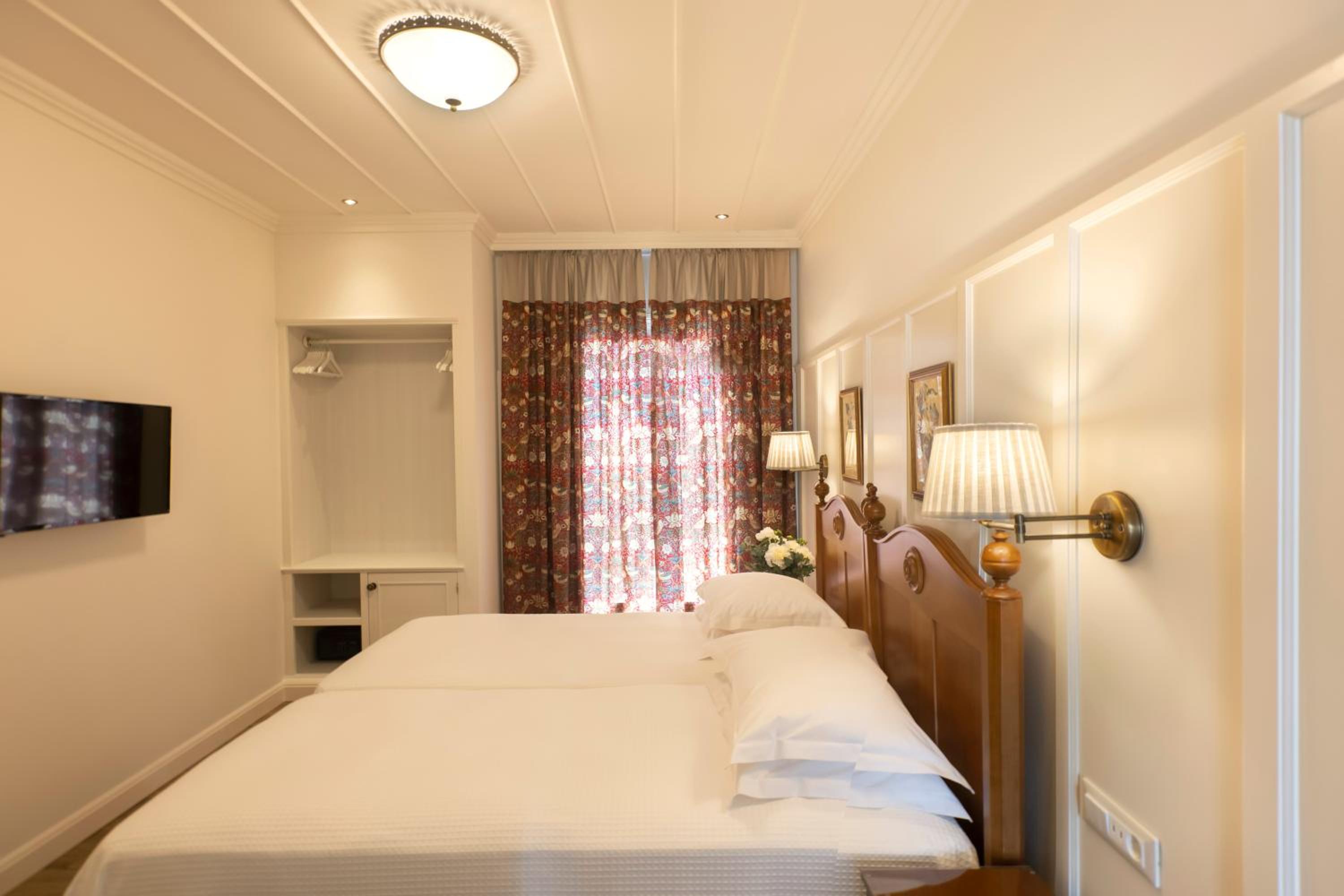 Standard Twin Room - Photo 9