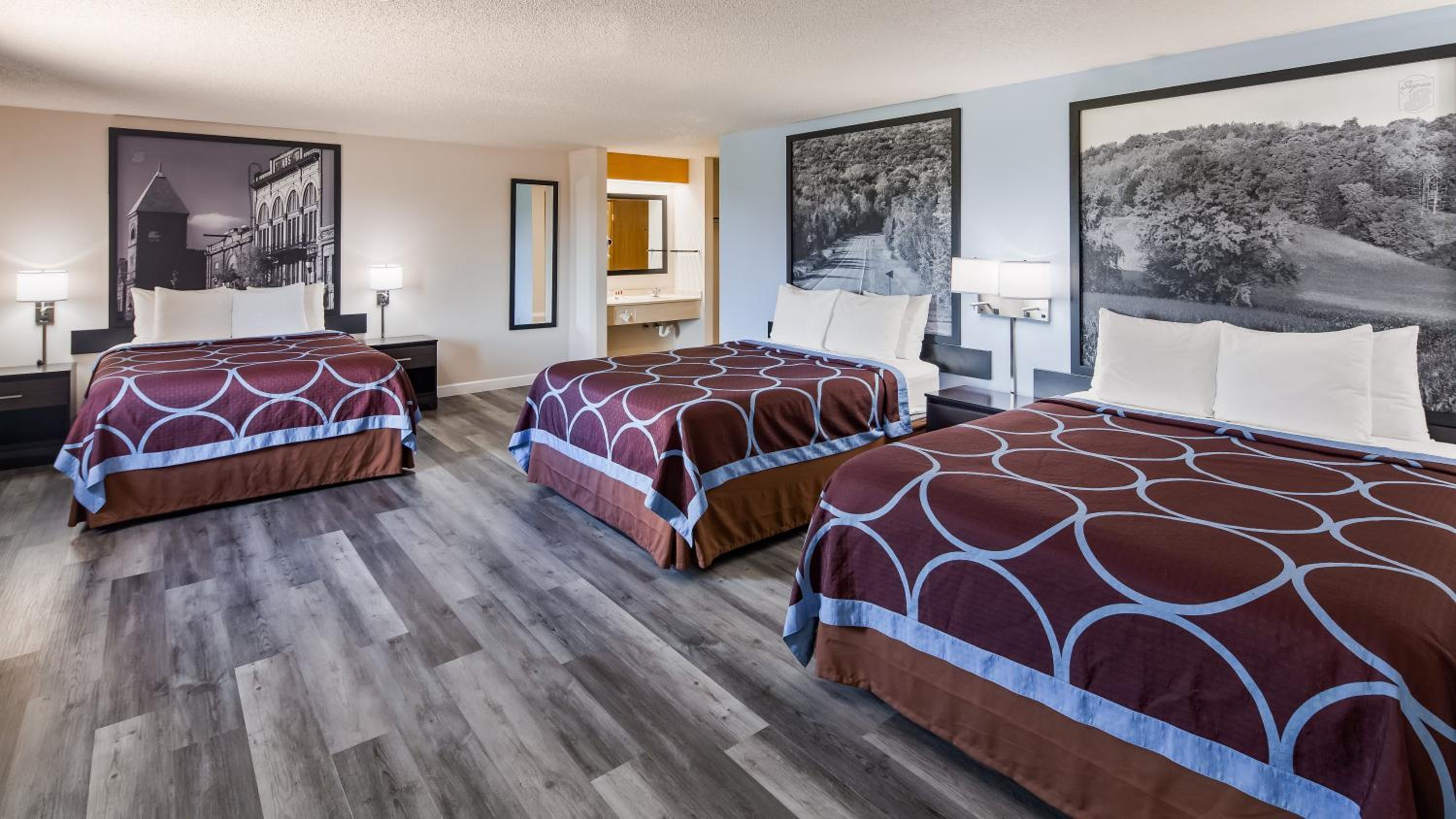 Studio Suite with Three Queen Beds - Non-Smoking - Photo 1