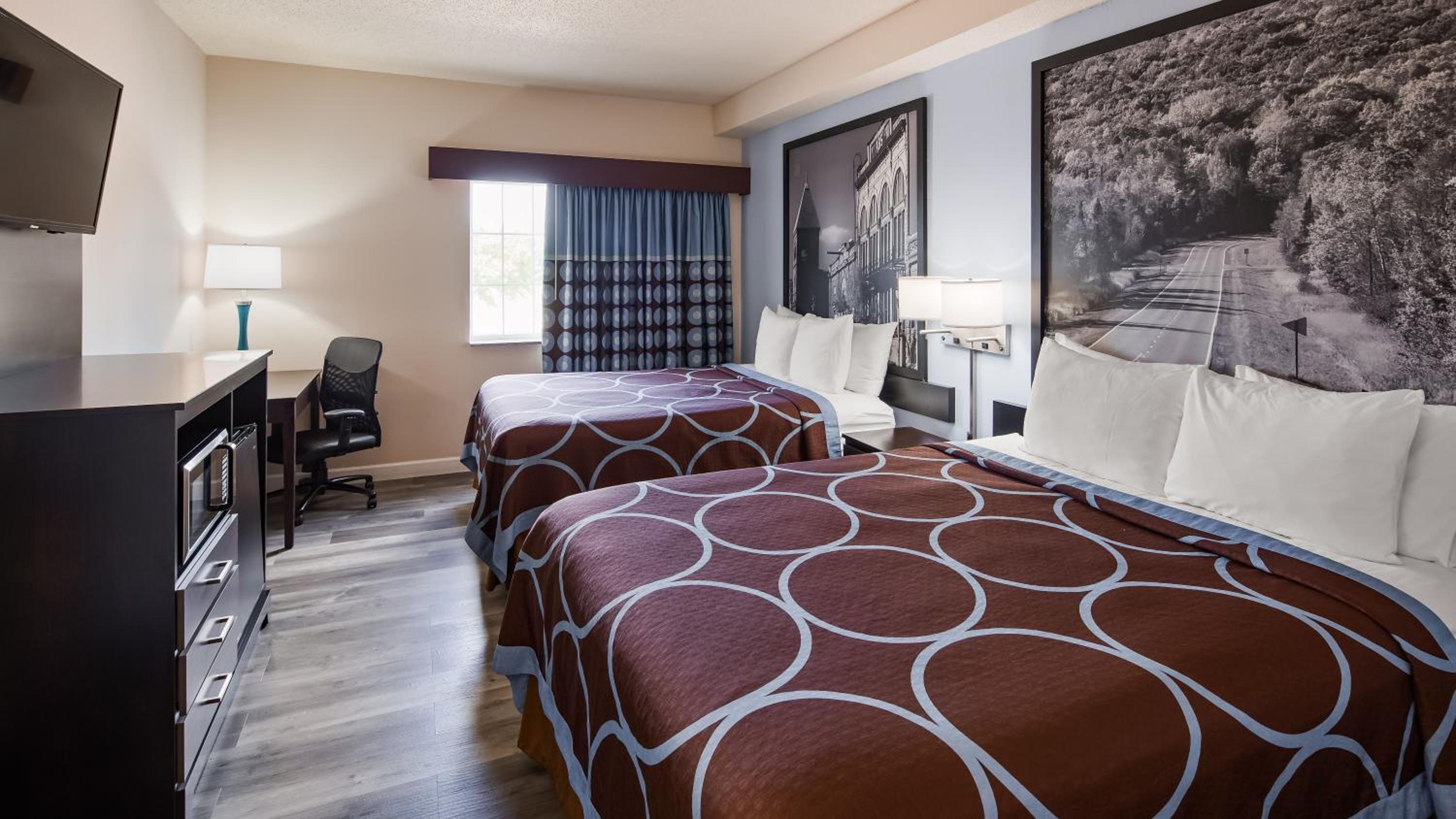 Queen Room with Two Queen Beds - Non-Smoking - Photo 1