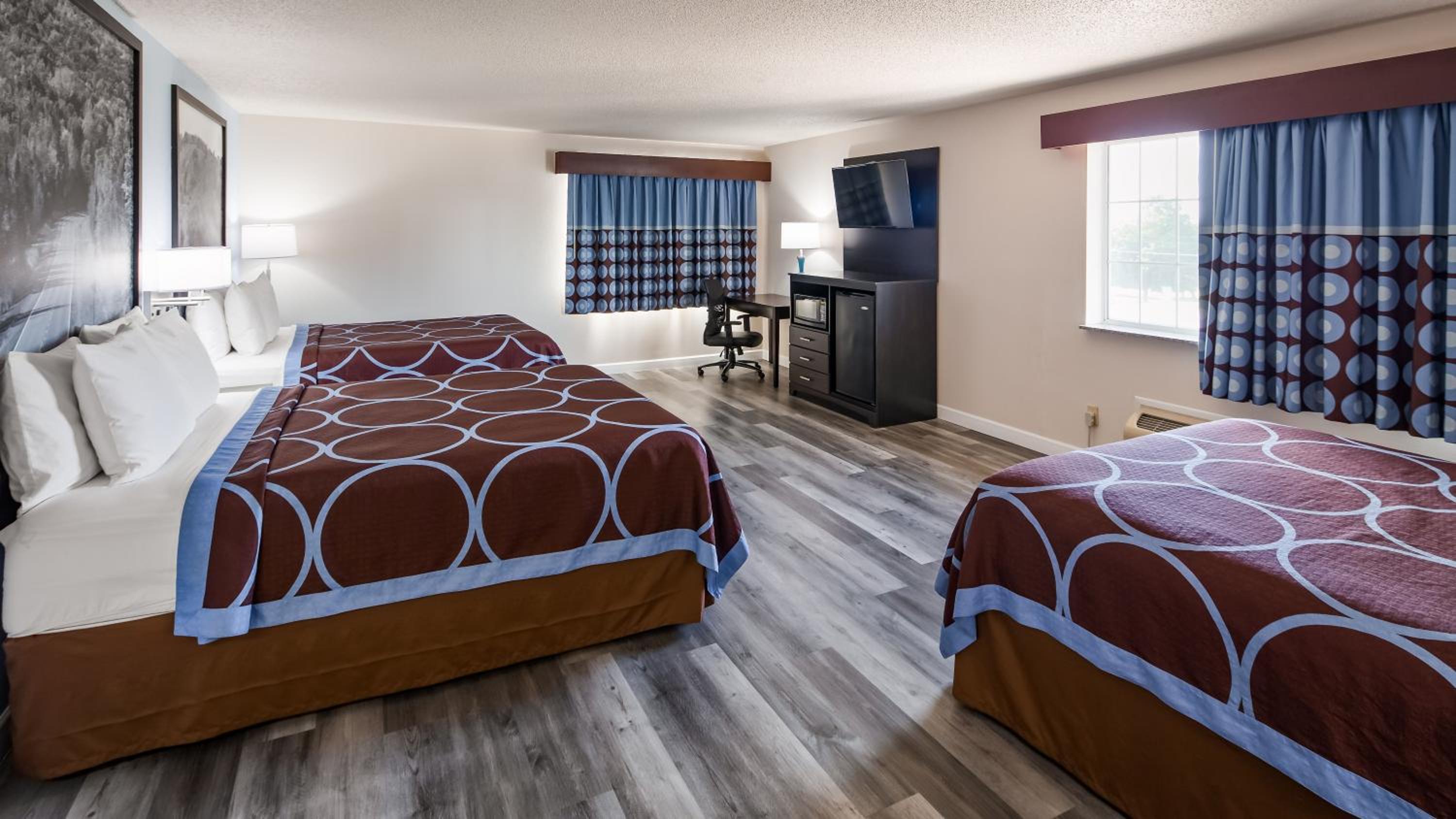 Studio Suite with Three Queen Beds - Non-Smoking - Photo 2