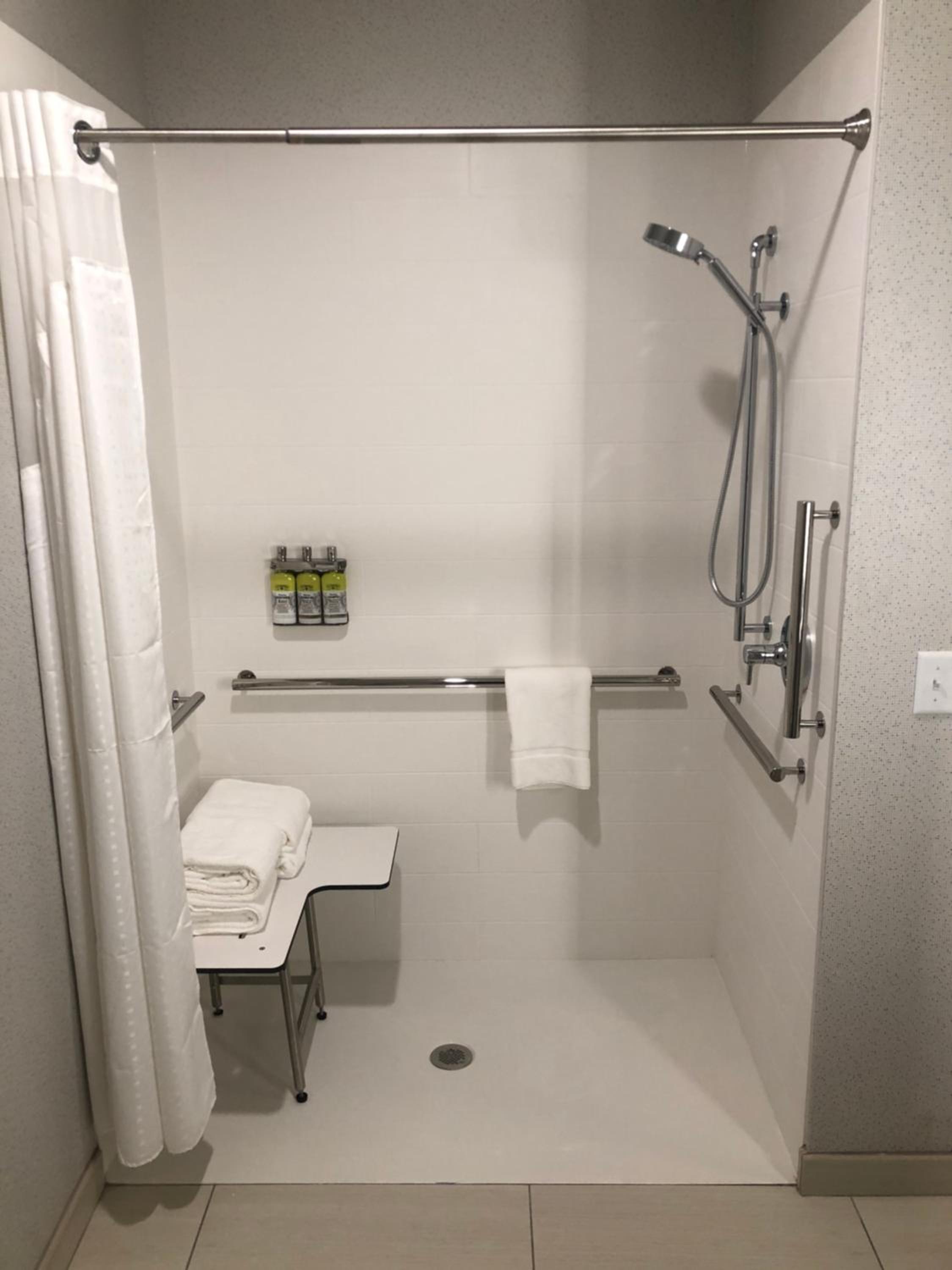 King Room - Hearing Accessible photo 2