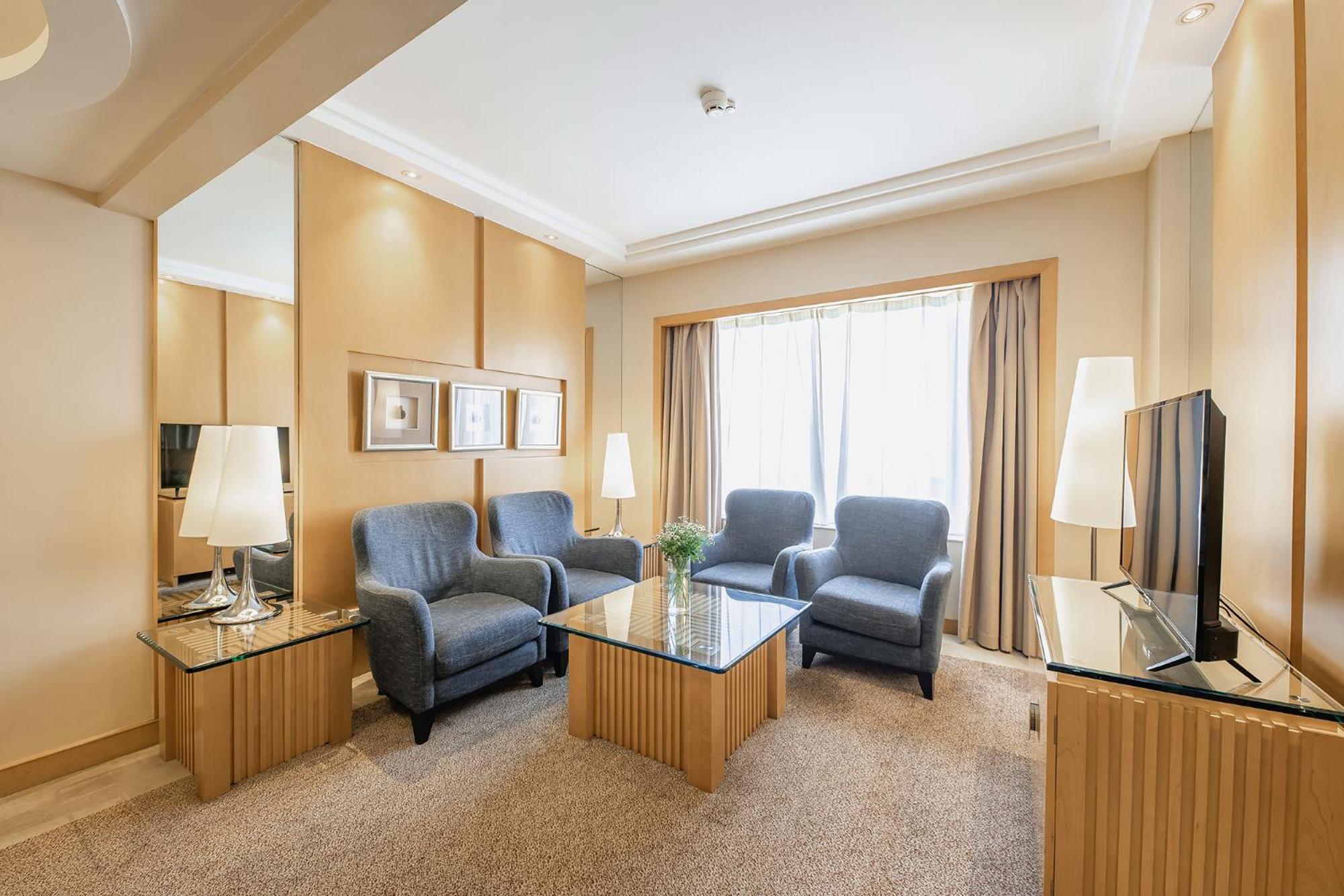 One-Bedroom King Suite - Lounge Access
