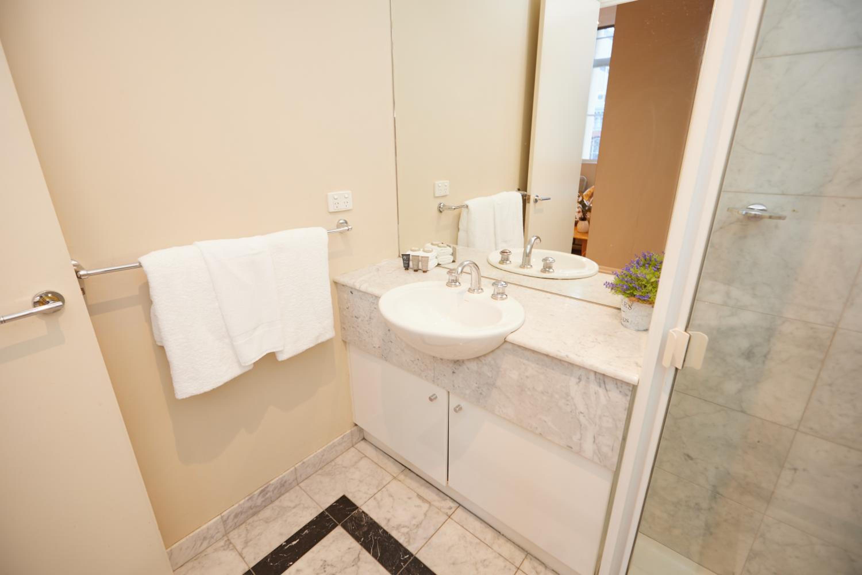 Two-Bedroom, Two-Bathroom Executive Apartment thumbnail 6