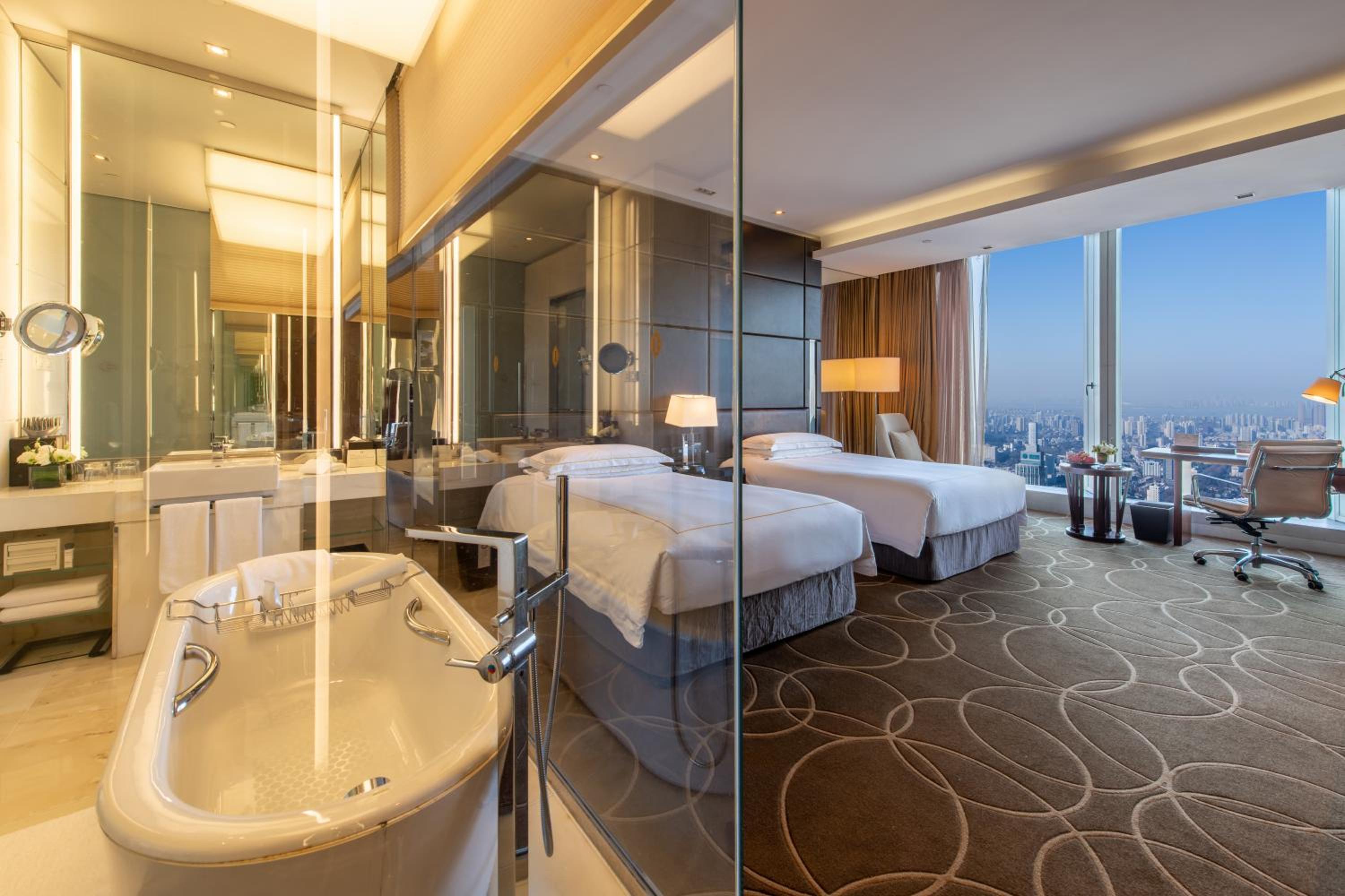 Classic Double Room with Two Double Beds and City View - Photo 4