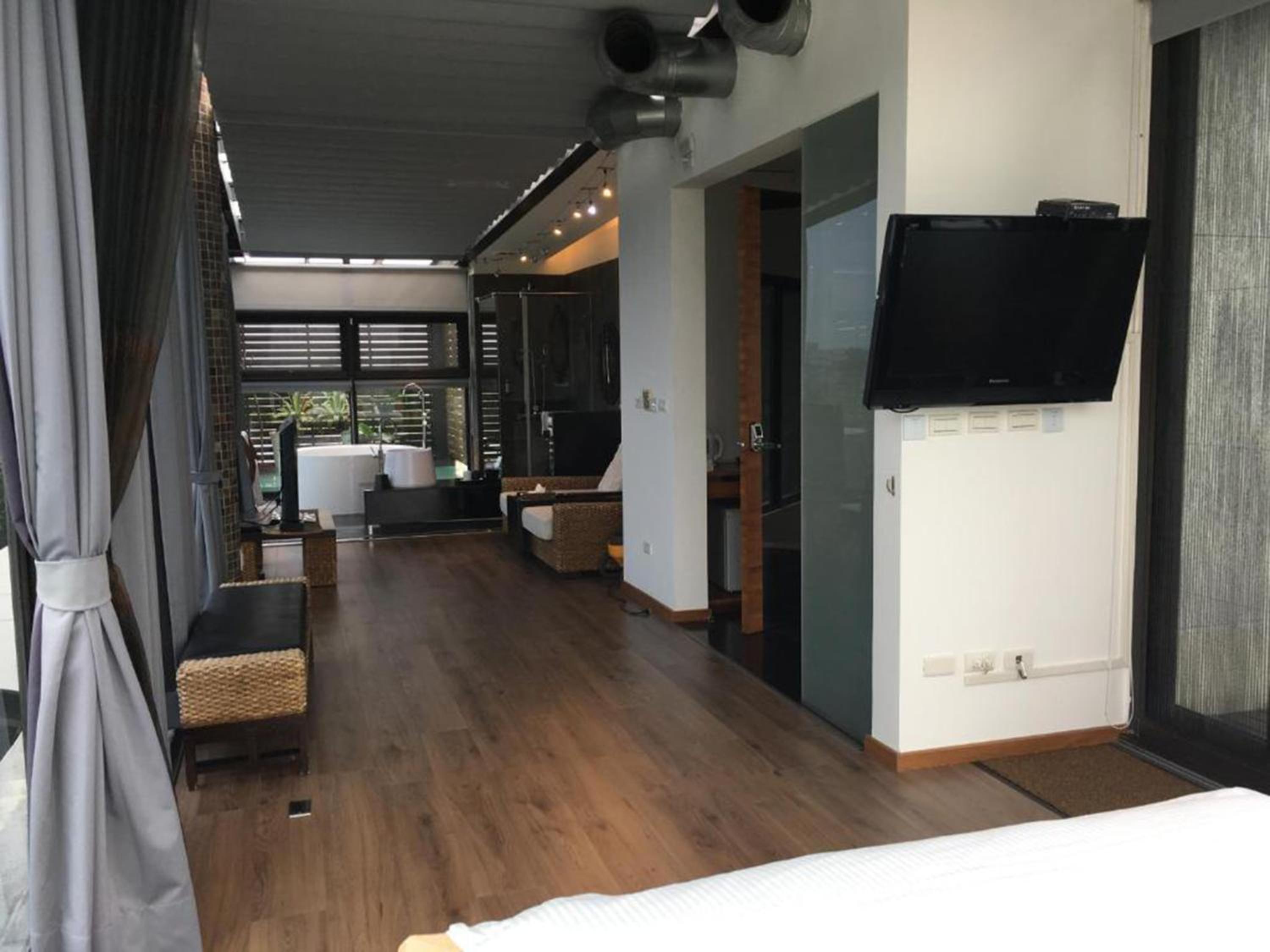 Deluxe Queen Room - Photo 10