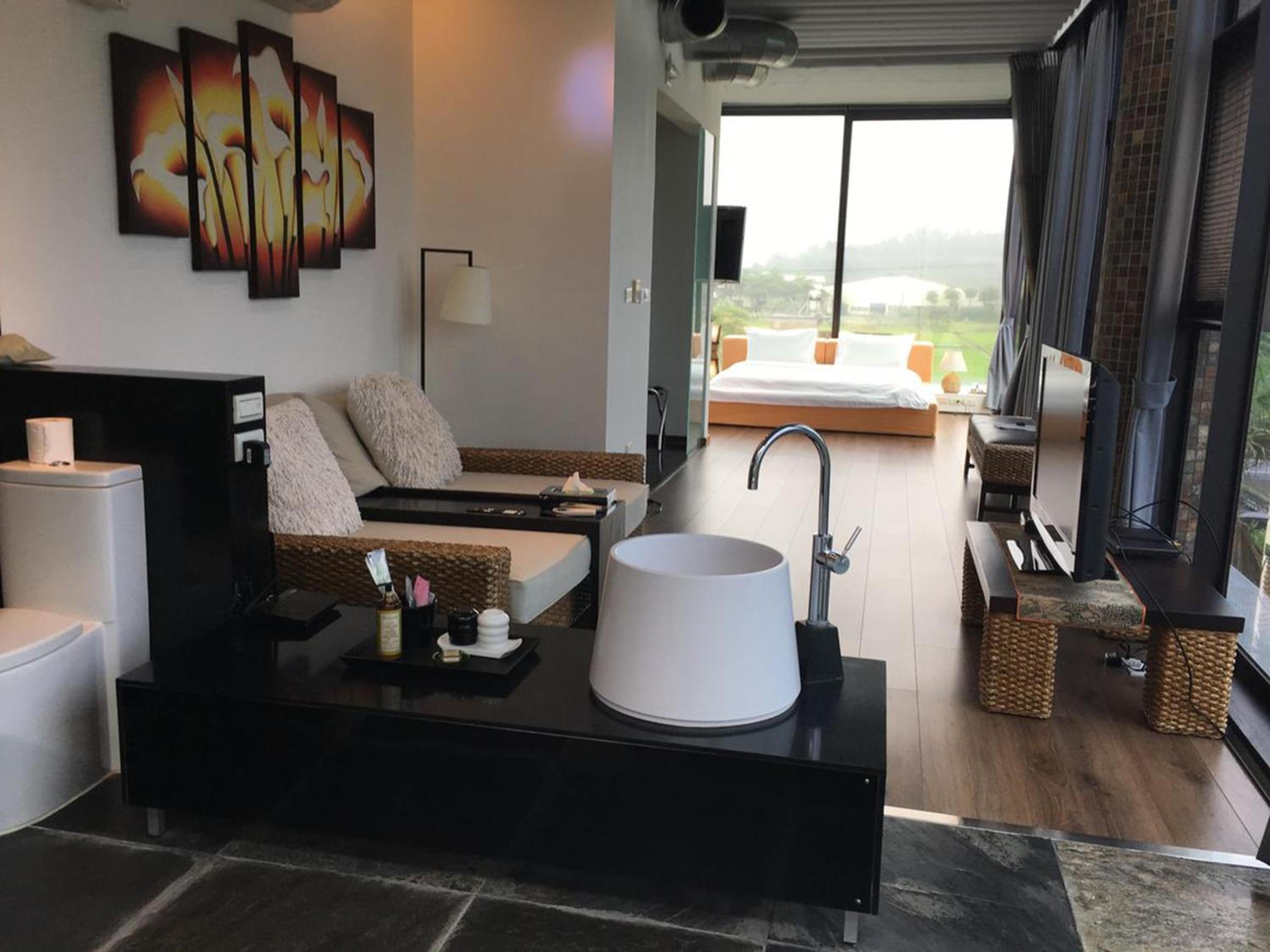 Deluxe Queen Room - Photo 6