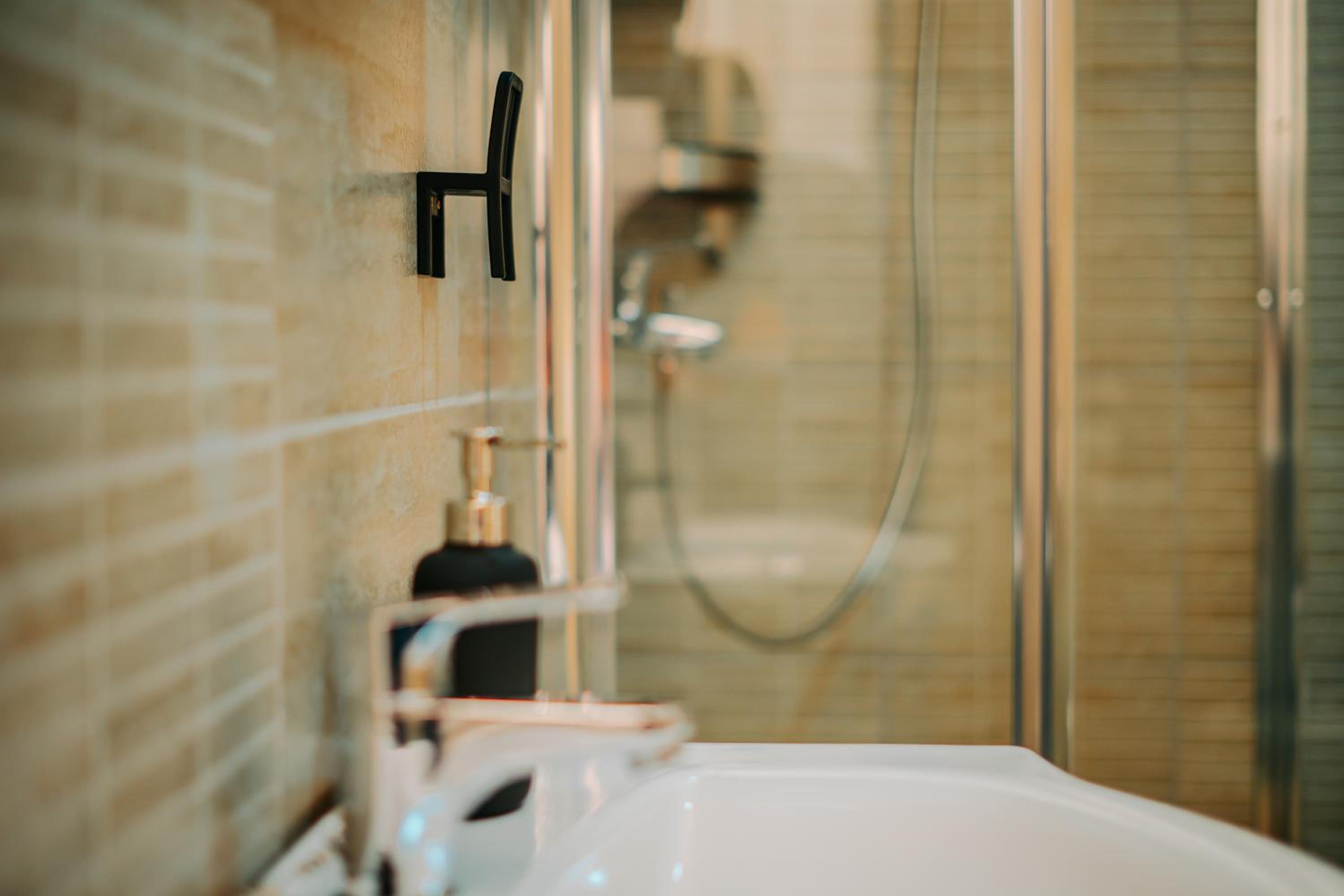 Deluxe Suite with Spa Bath - Photo 3