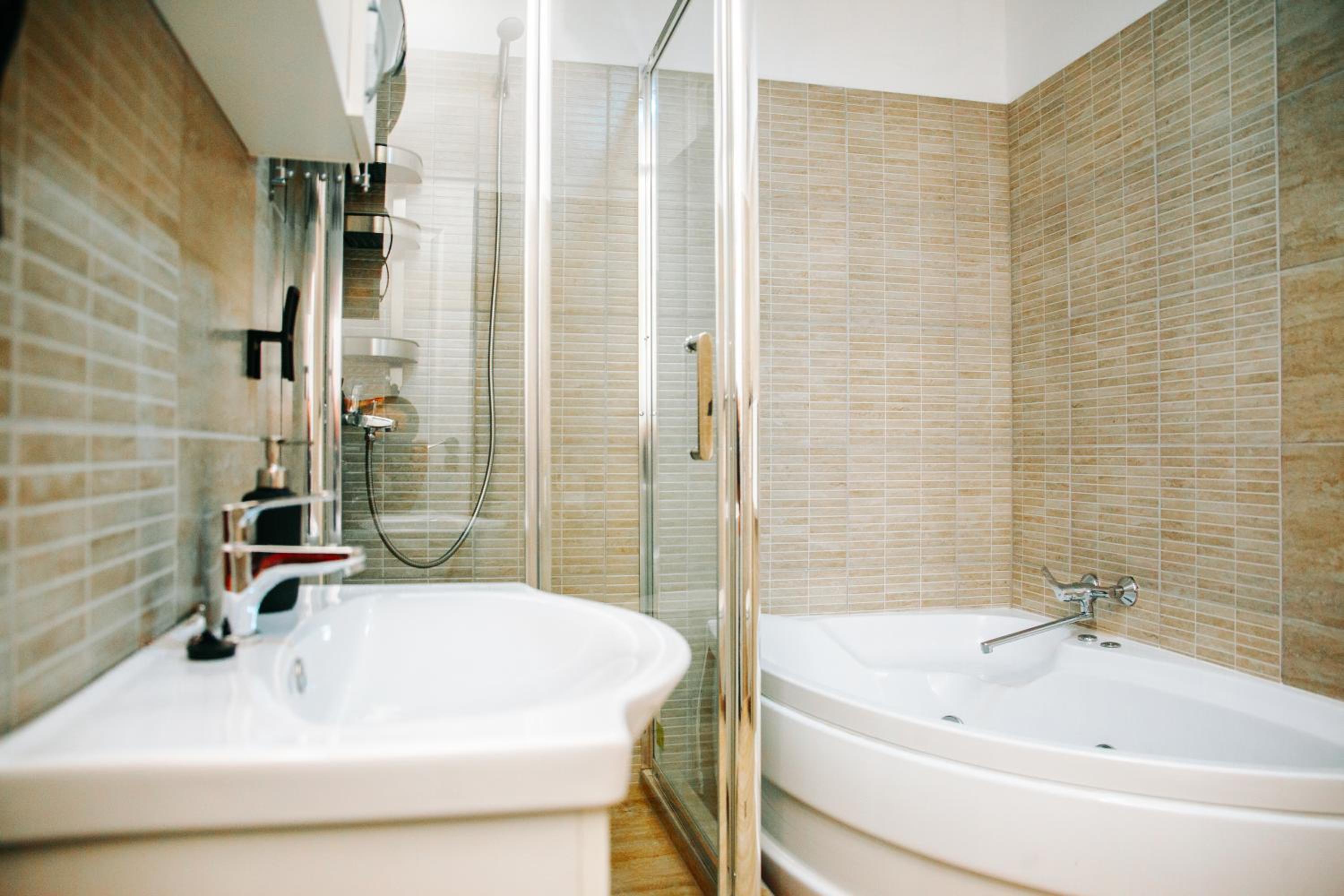Deluxe Suite with Spa Bath - Photo 8