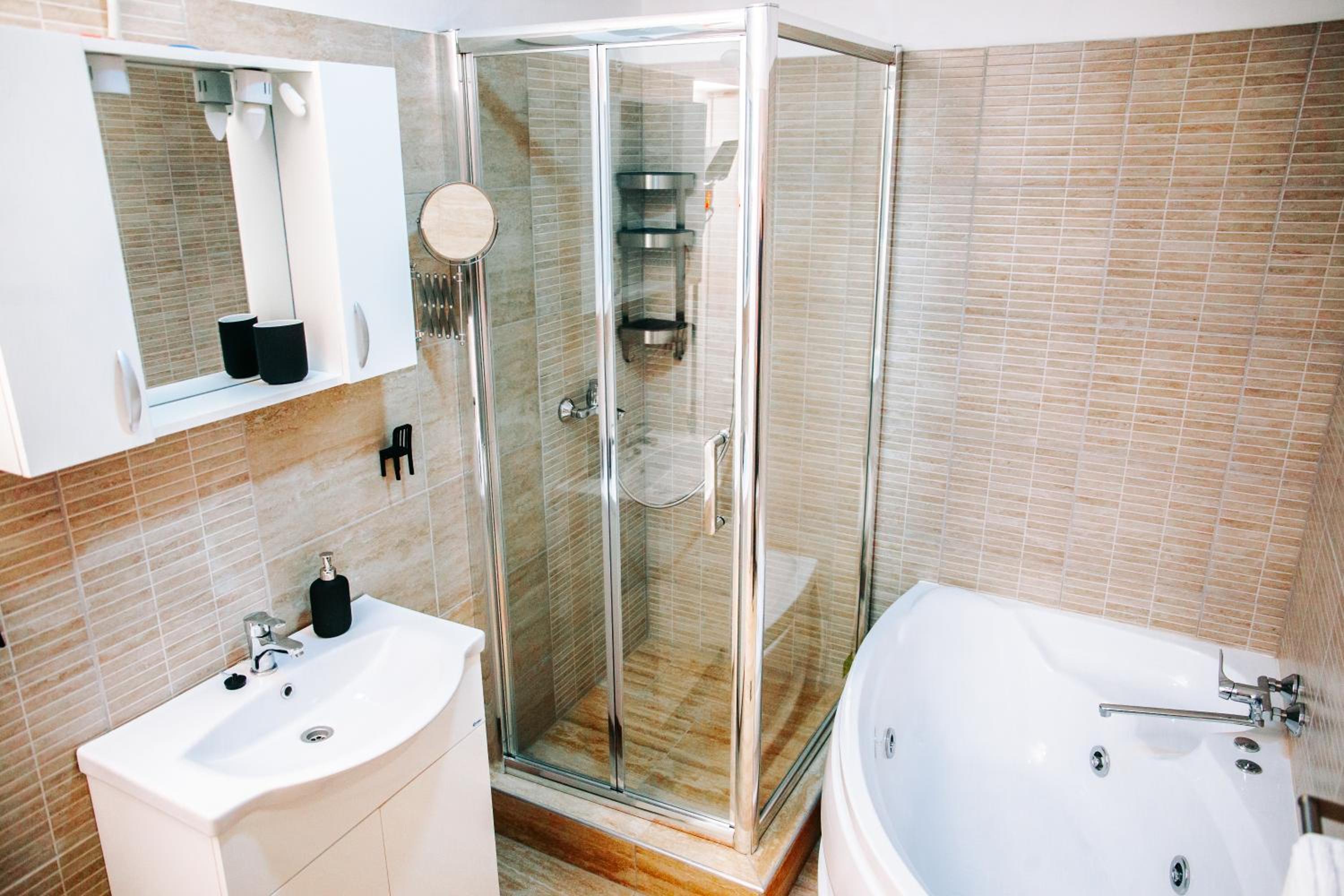 Deluxe Suite with Spa Bath - Photo 7