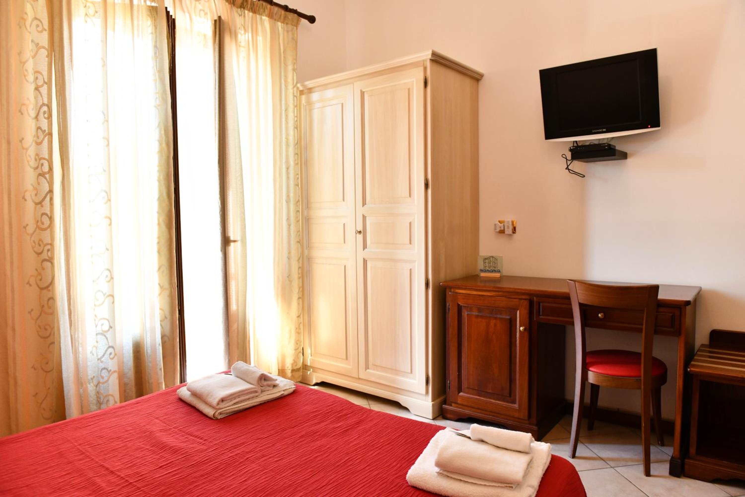 Double or Twin Room - Photo 9
