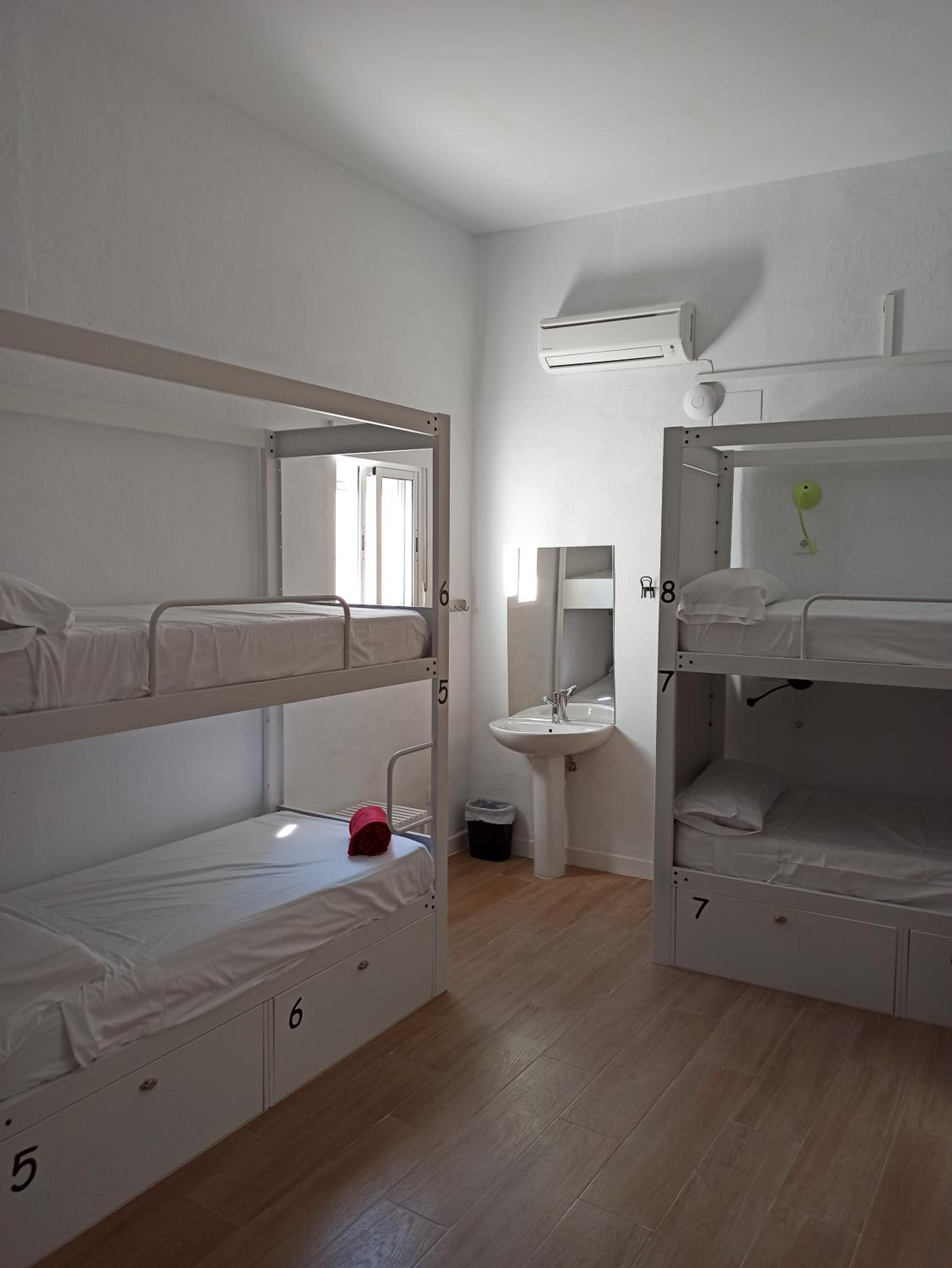 Habitación familiar con baño compartido