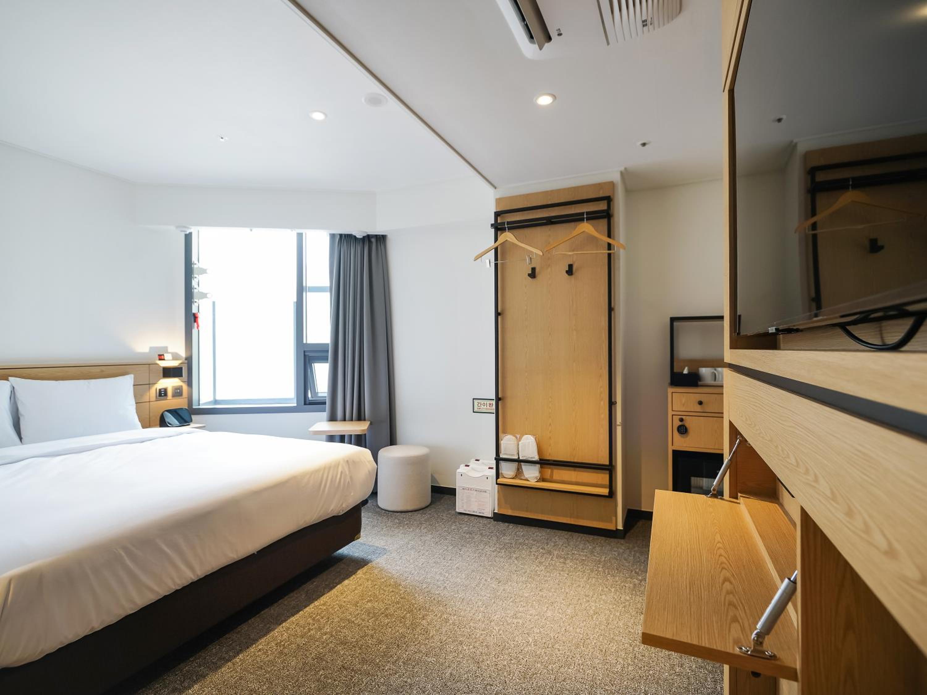 Double Room With Complimentary Breakfast - Photo 8