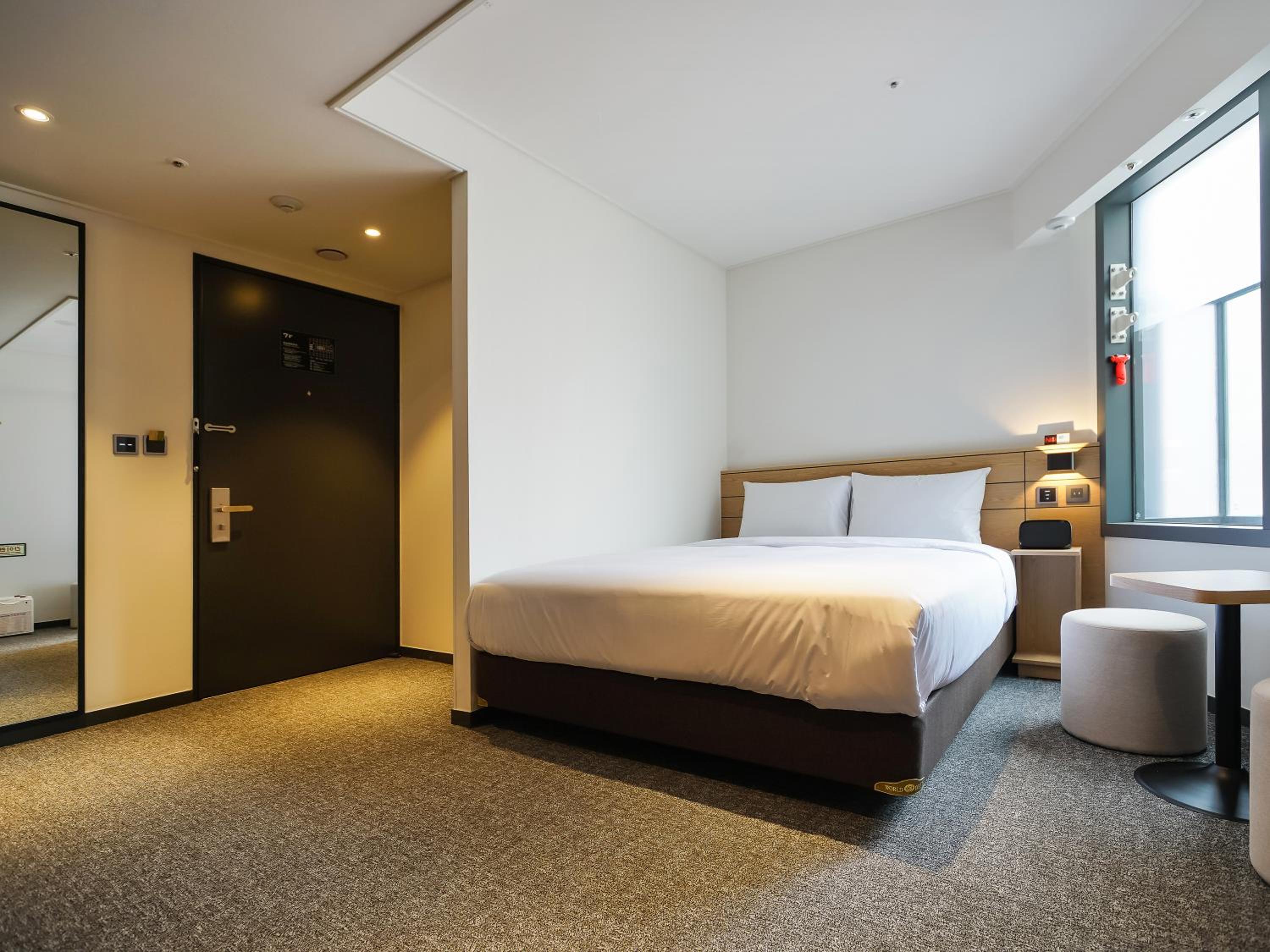 Double Room With Complimentary Breakfast - Photo 9
