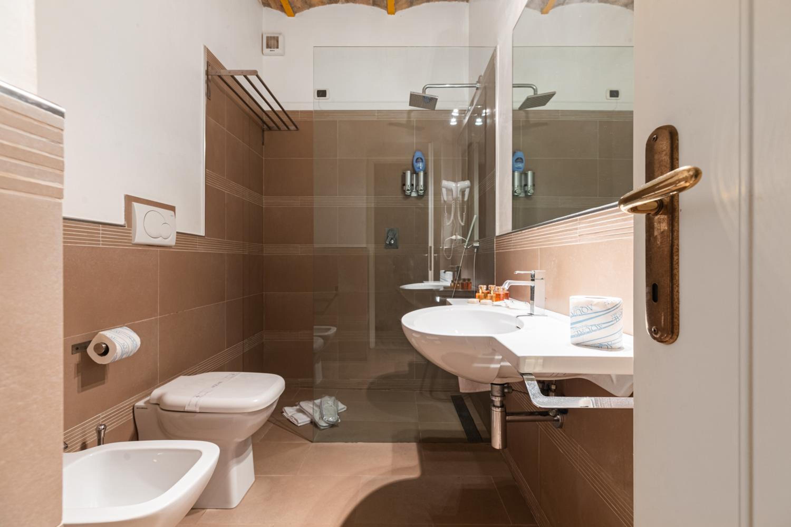 Ec Room with Private External Bathroom photo 3