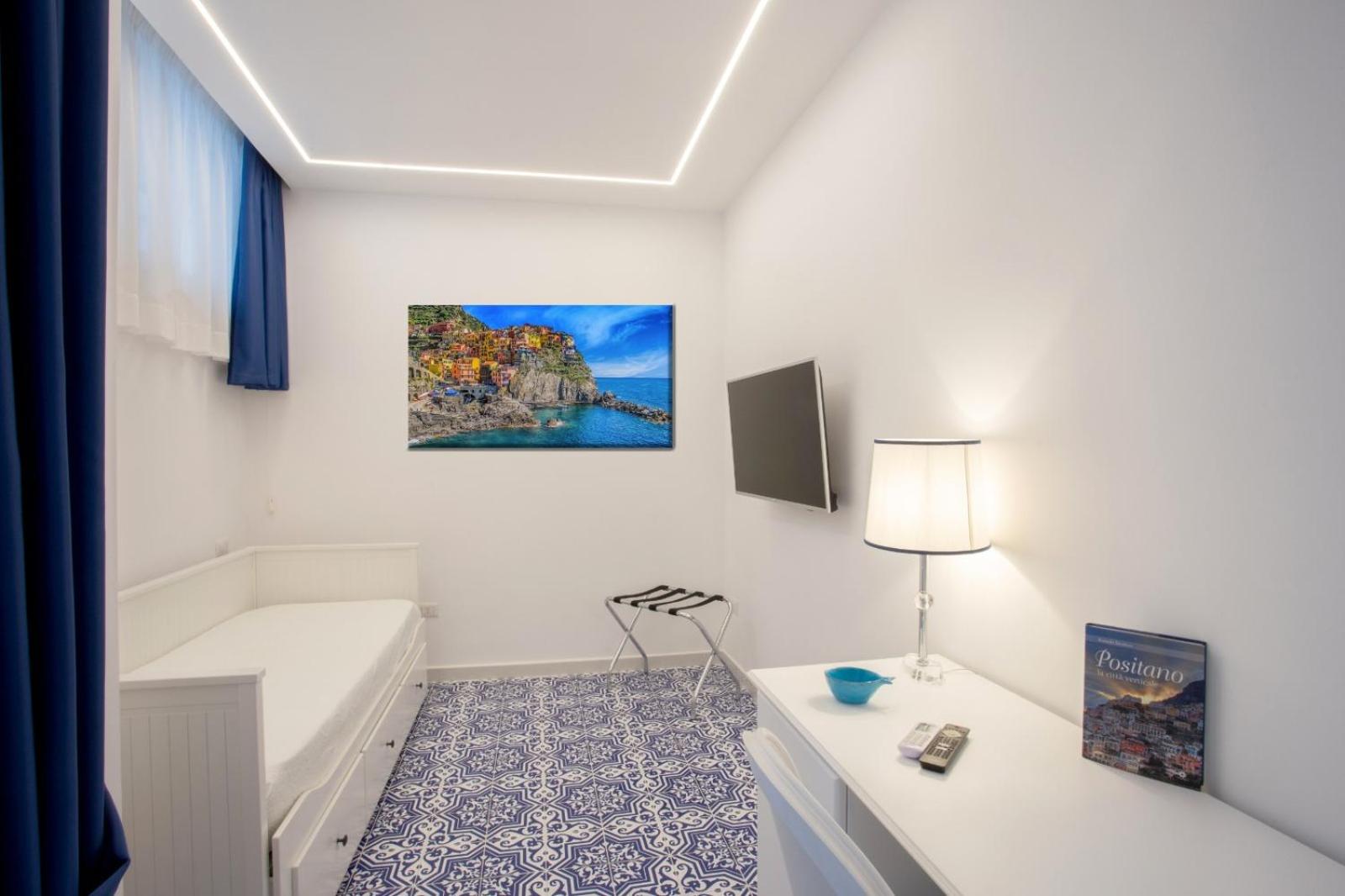 Family Room with Balcony - Photo 7
