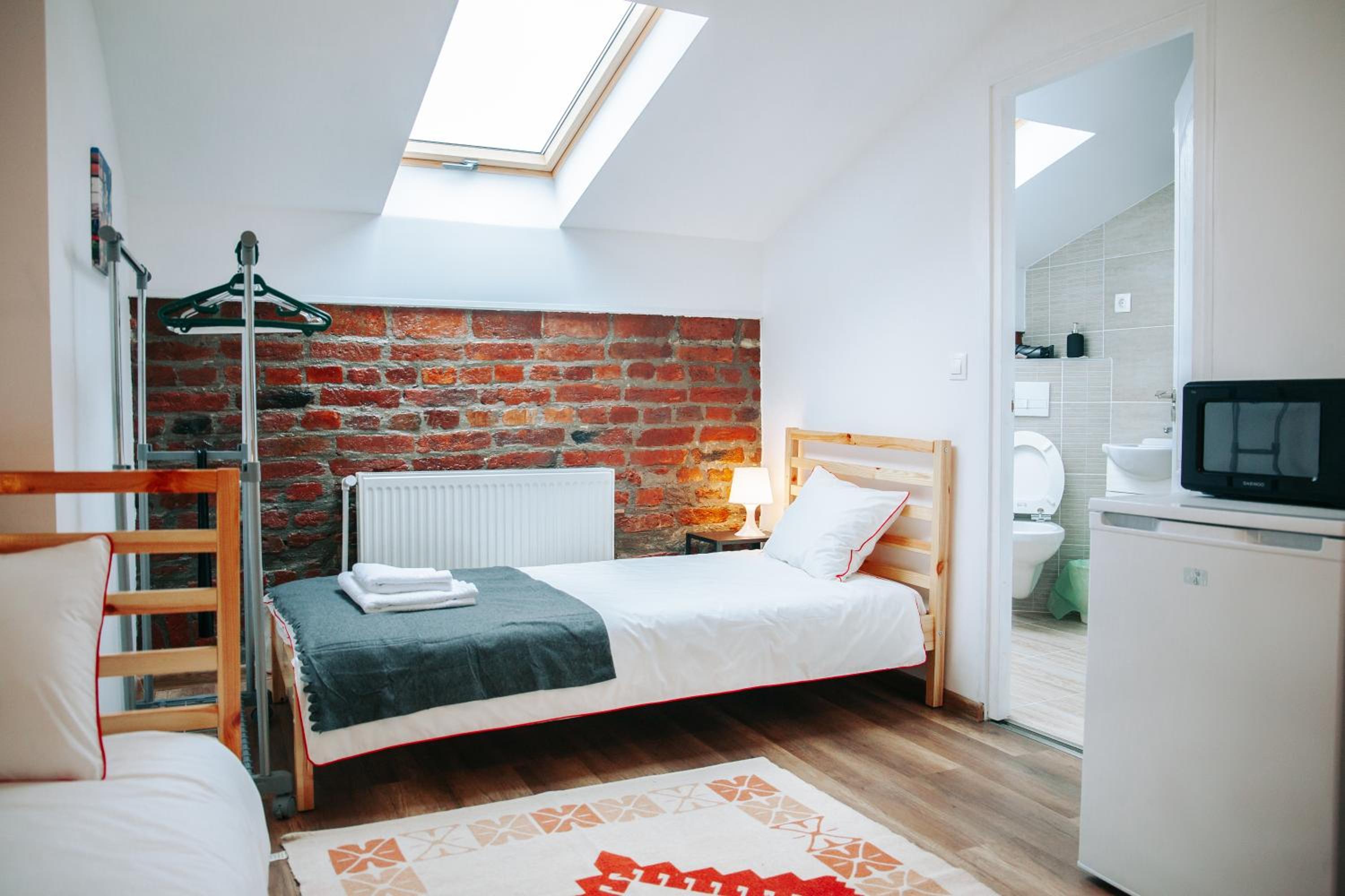 Standard Twin Room - Photo 11