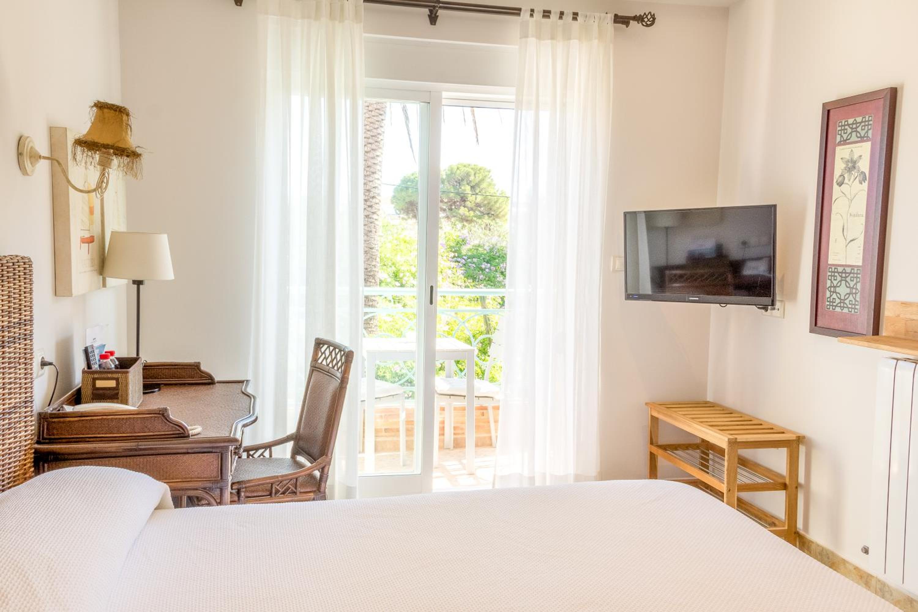 Double or Twin Room with Side Sea View - Photo 1