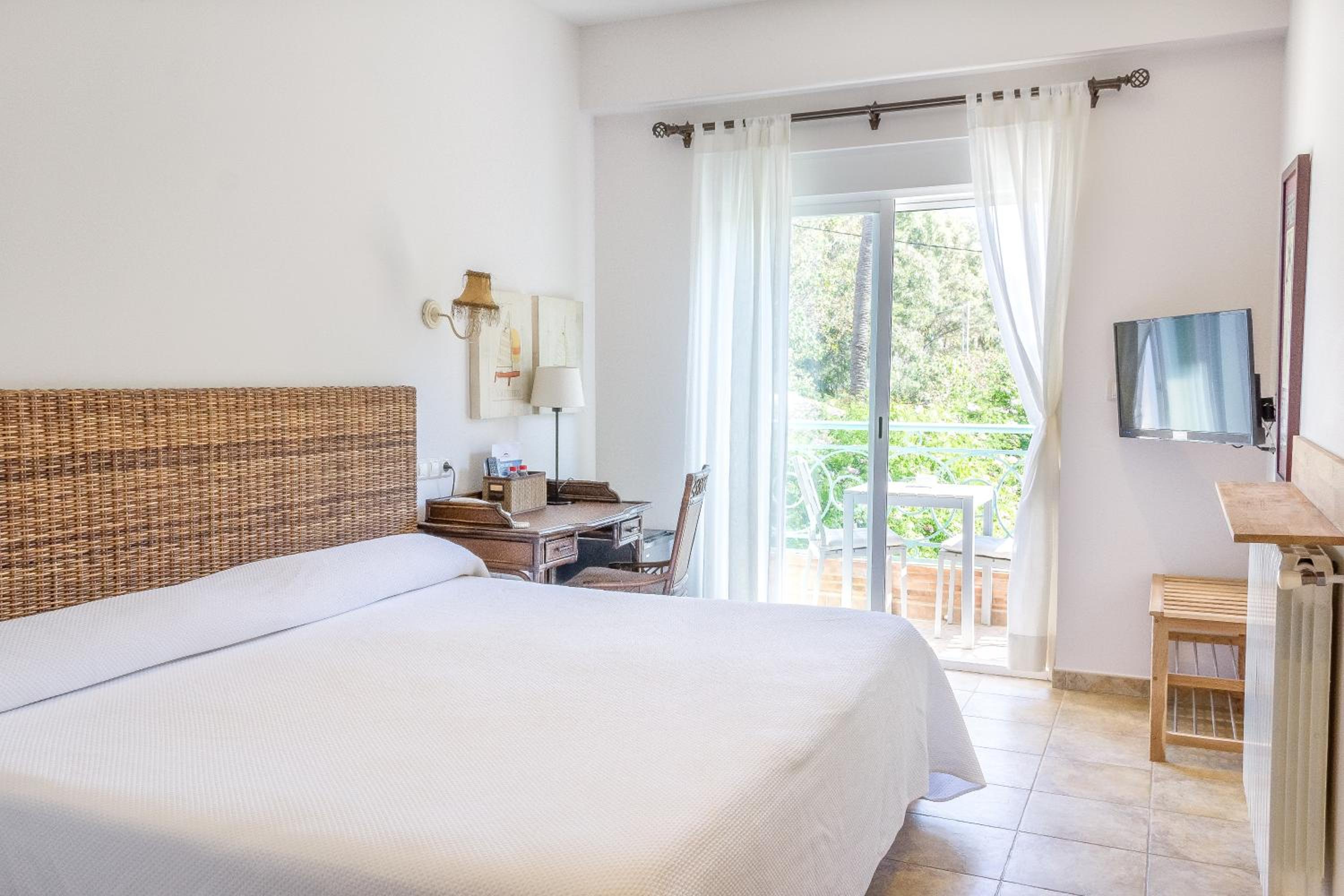 Double or Twin Room with Side Sea View - Photo 6