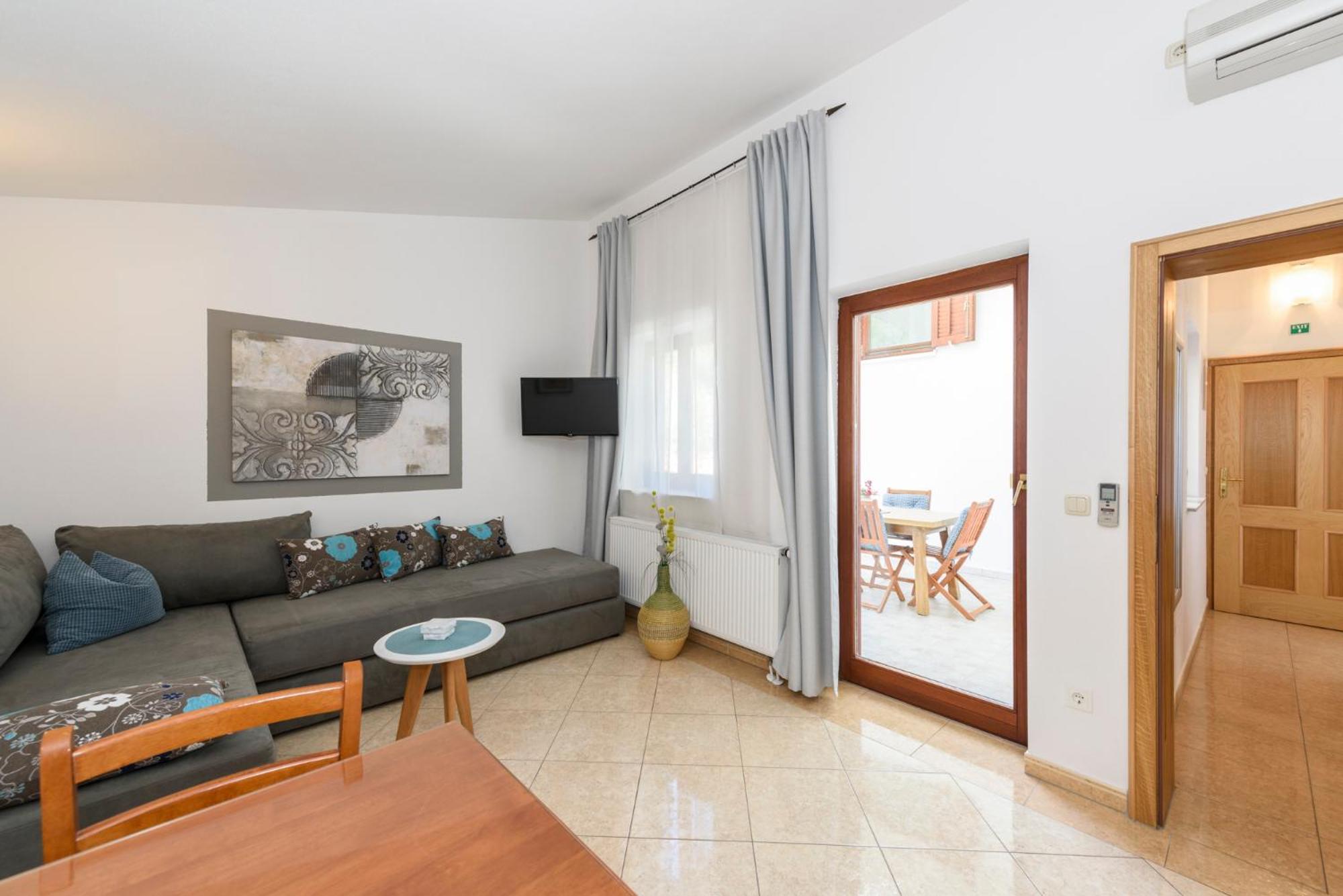 Apartment with Garden View