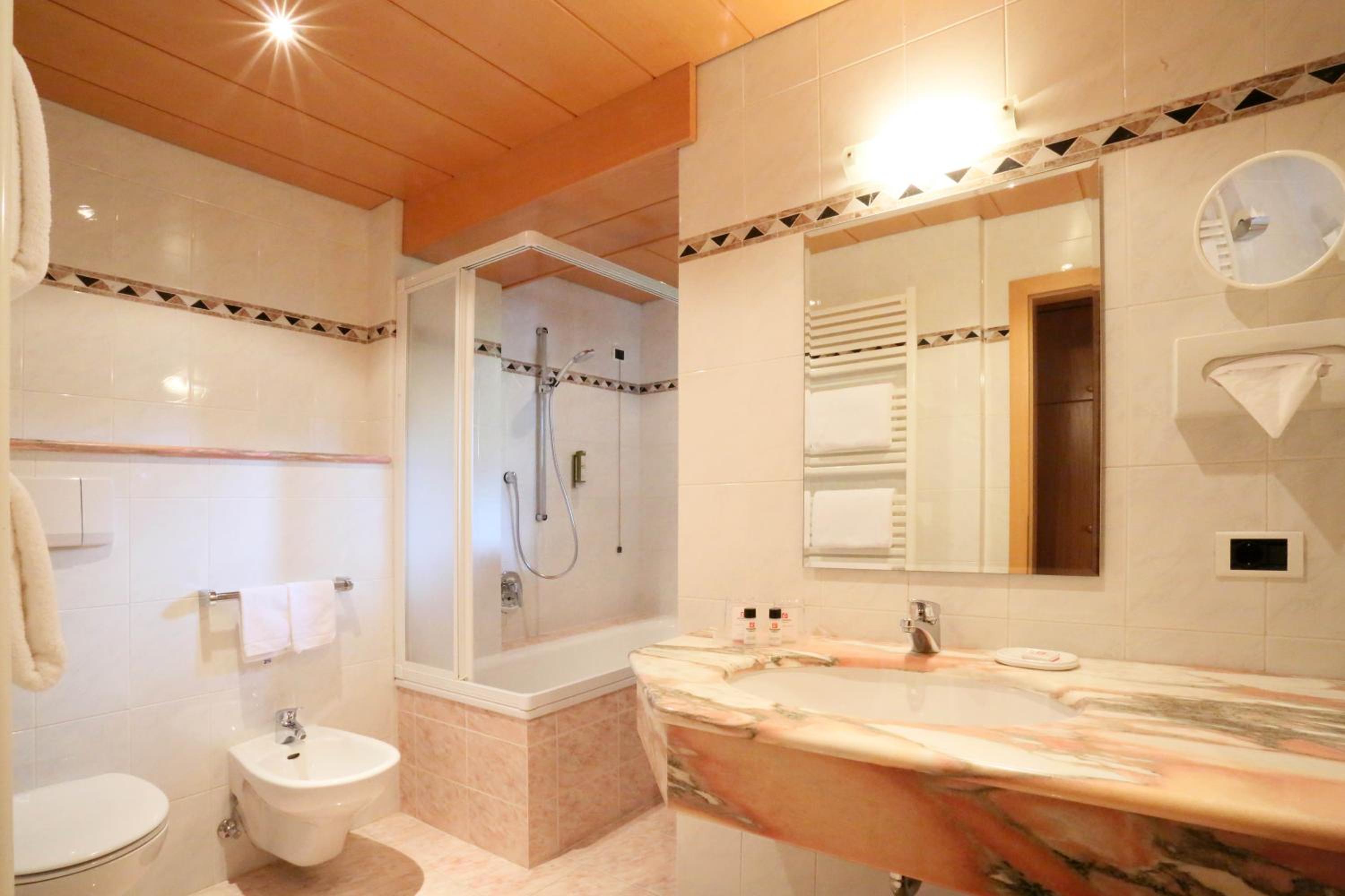 Deluxe Double Room with Bath - Photo 1
