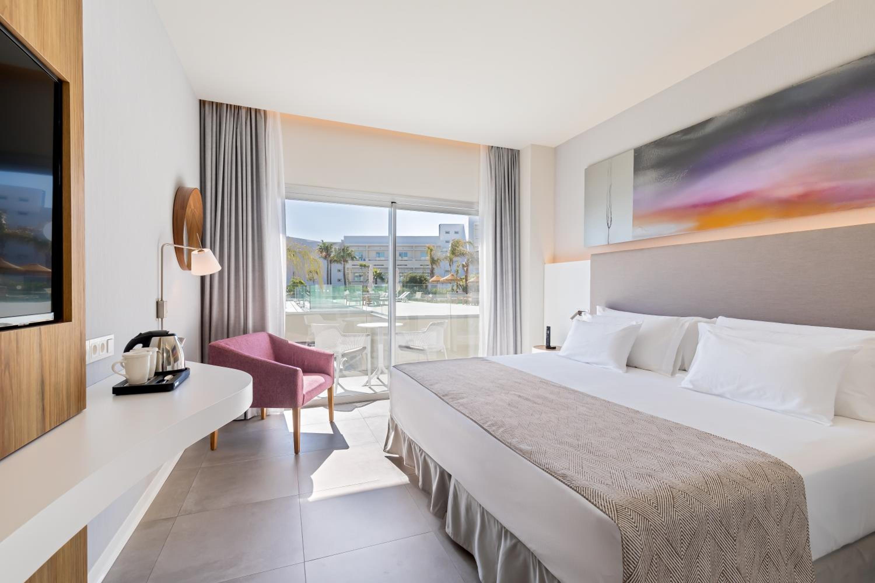 Double Or Twin Room With Pool View - Photo 12