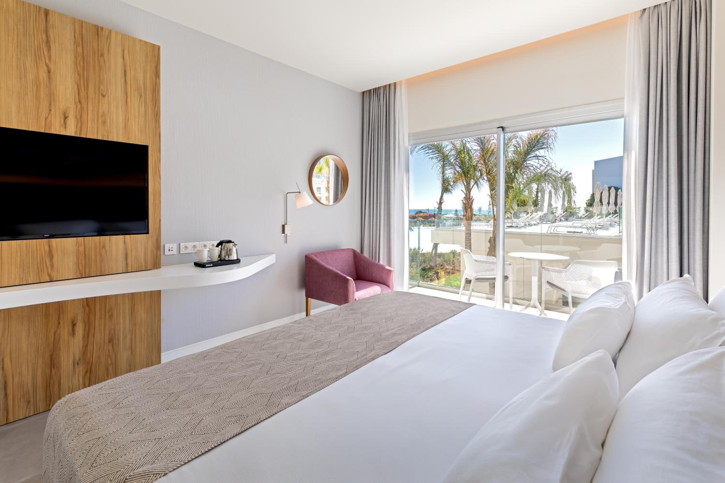 Double Or Twin Room With Side Sea View - Photo 5