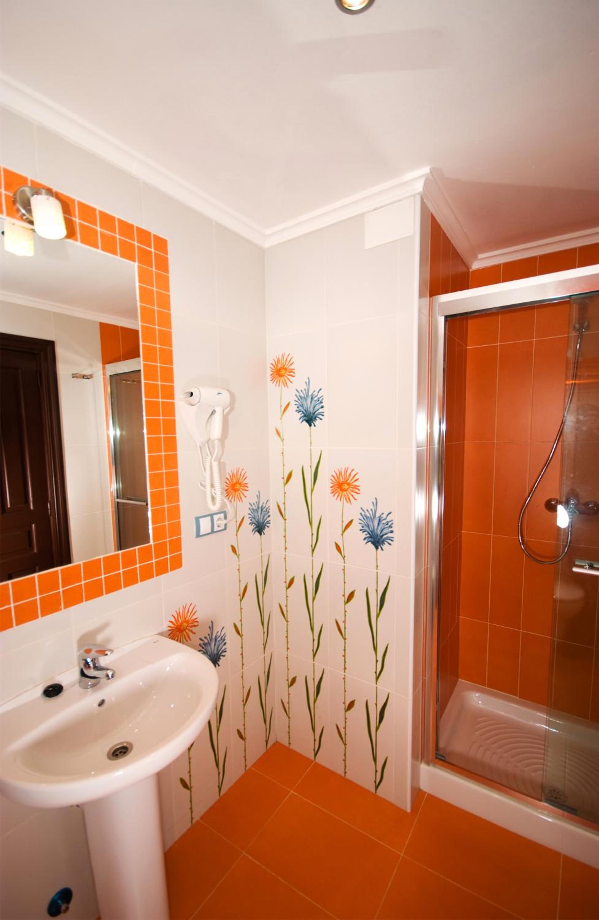 Twin Room with Private Bathroom photo 3
