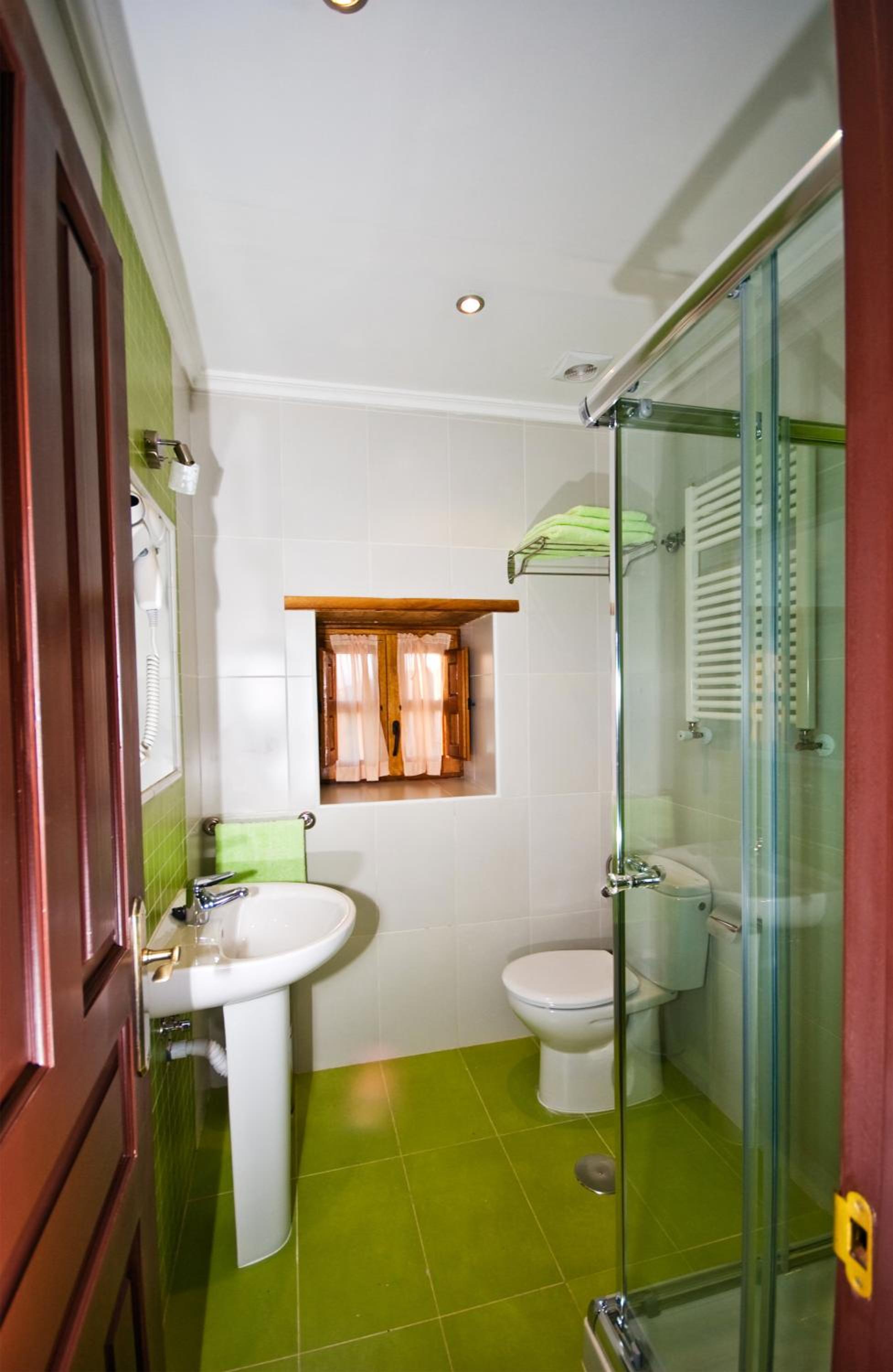 Twin Room with Private Bathroom photo 2