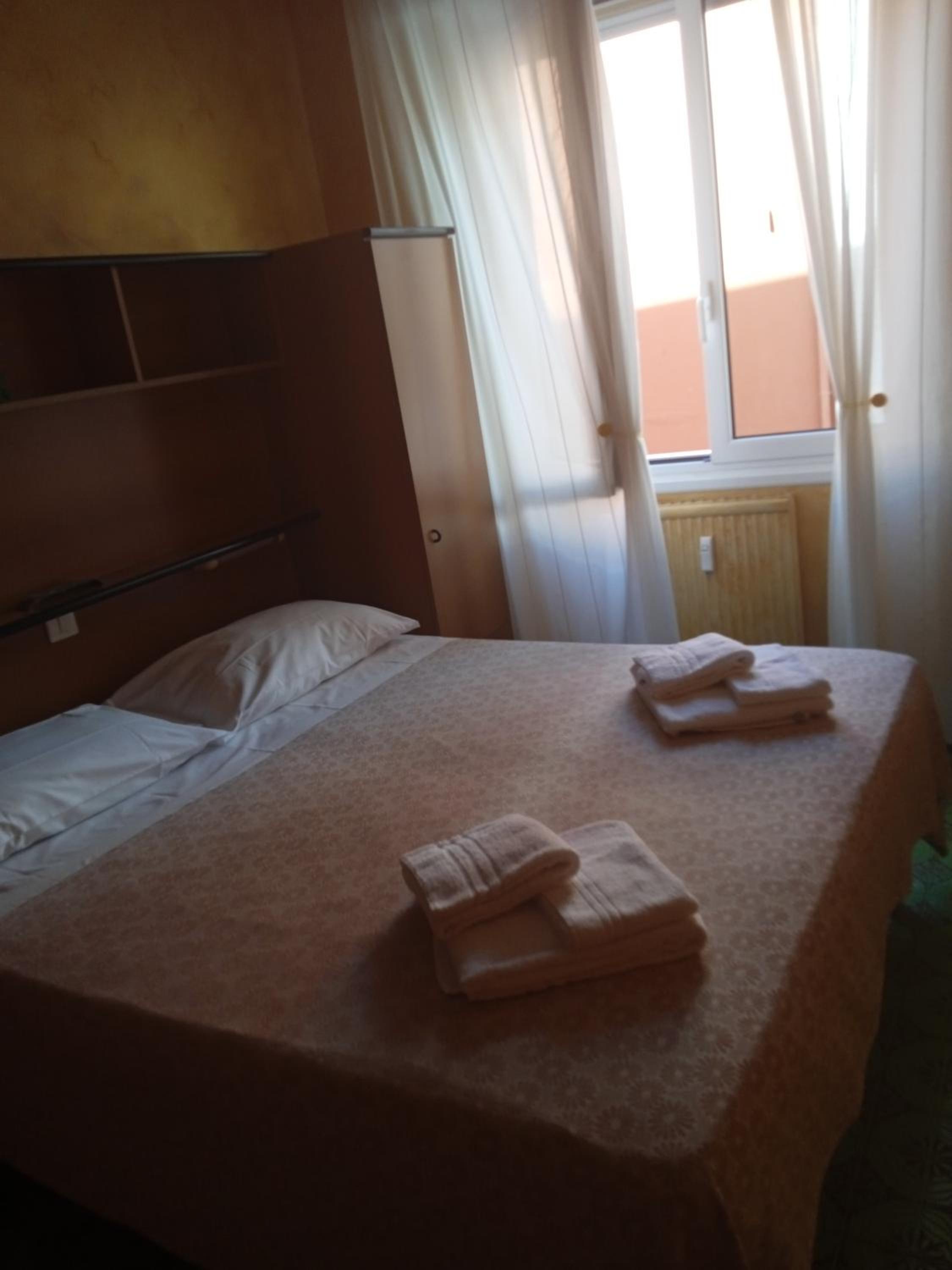 Single Room with Bathroom photo 2